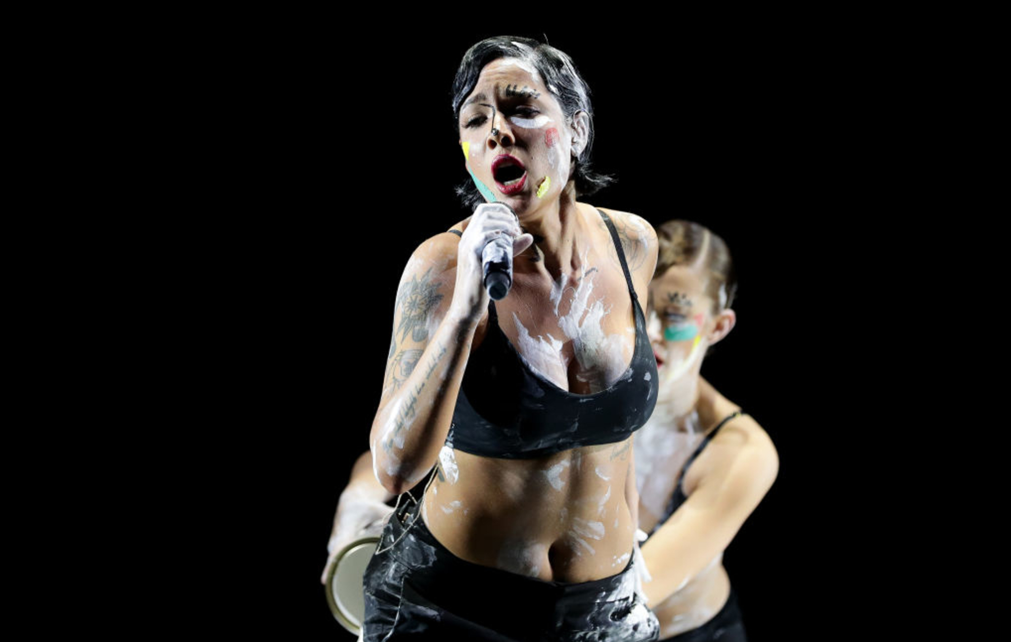 Halsey no hablará más con la prensa después de que un artículo se equivocara en los pronombres