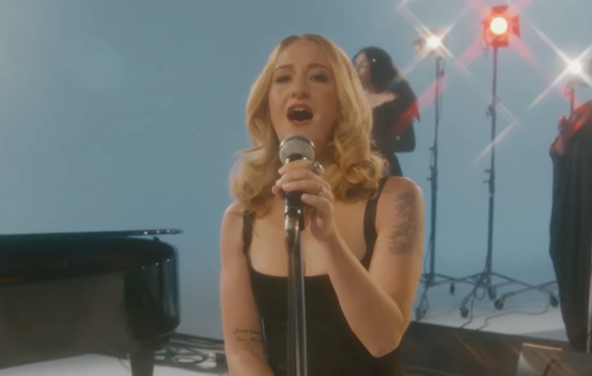 Margo Price anuncia su nuevo EP en directo e interpreta 'Hey Child' en 'Colbert'