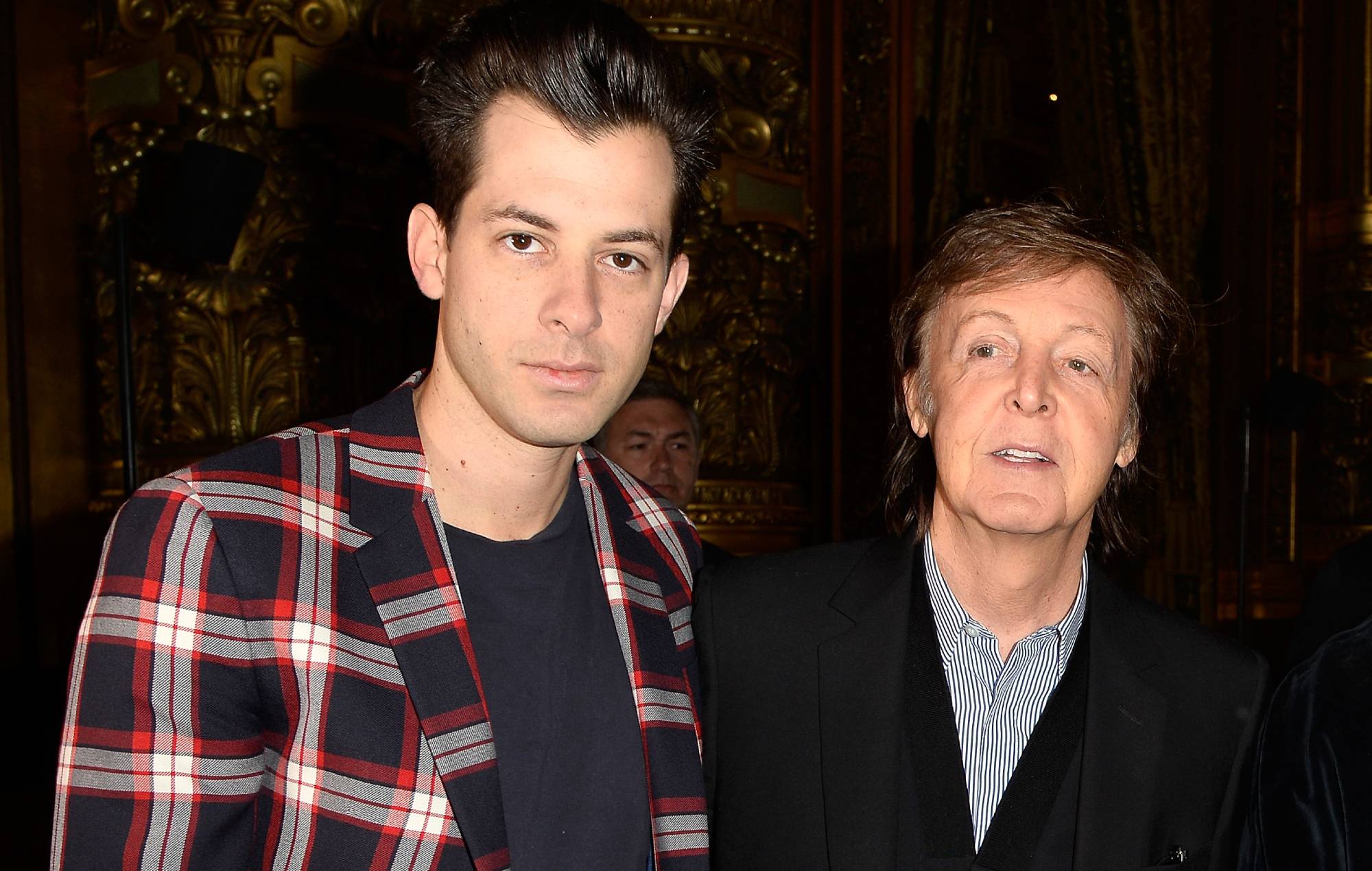 Mark Ronson colaboró con Paul McCartney tras negarse a aceptar los honorarios del DJ de la boda