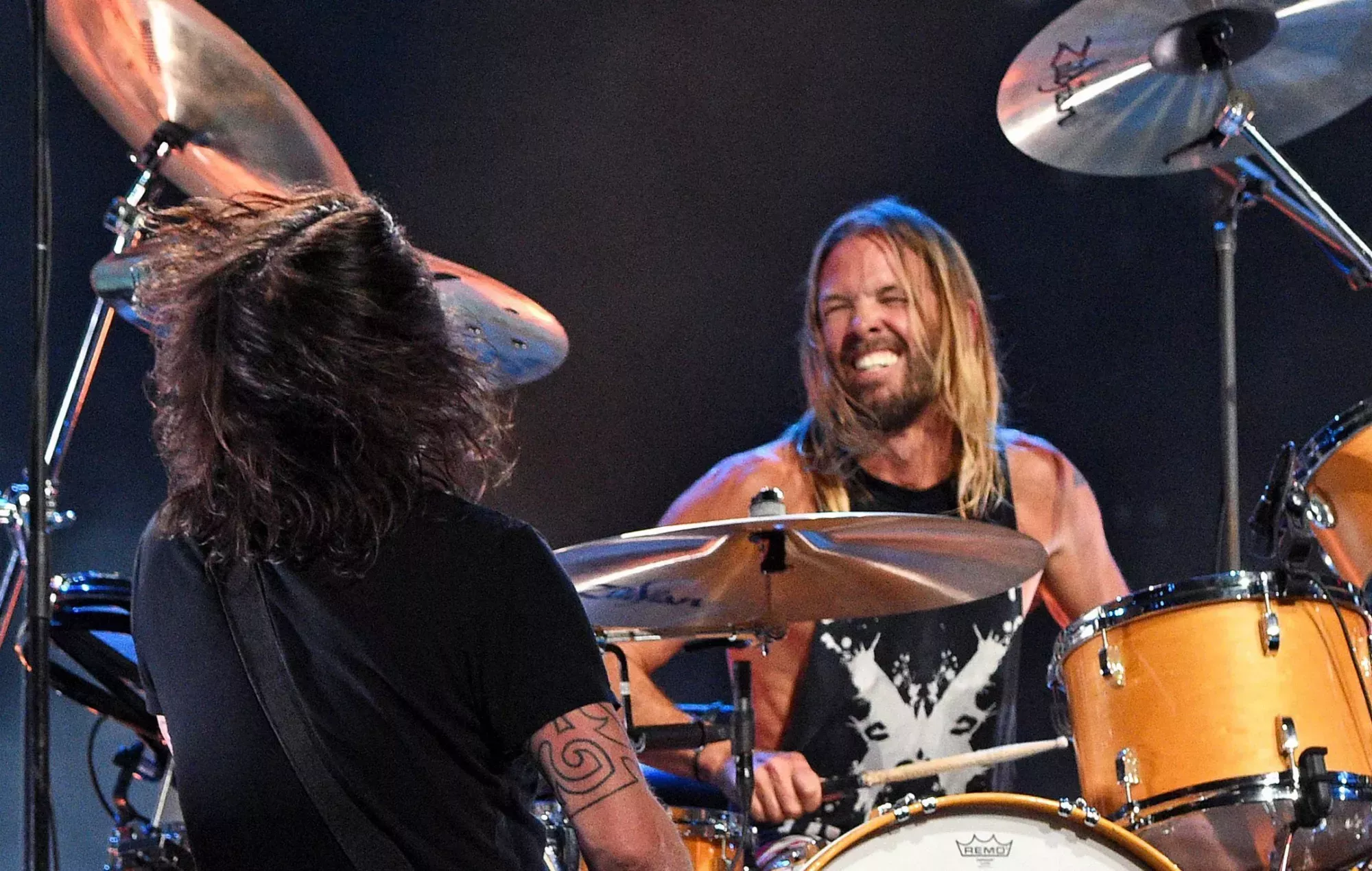 Mira a Taylor Hawkins como voz principal en la versión disco de Foo Fighters 'Shadow Dancing'
