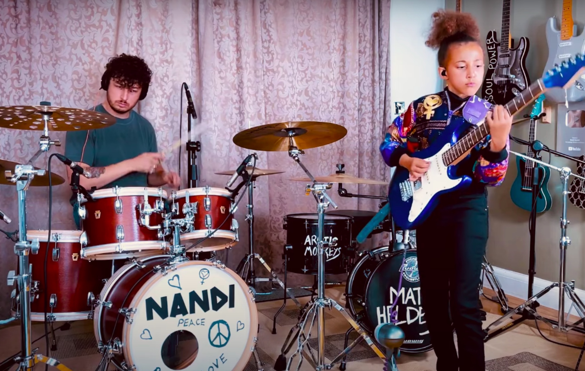 Mira cómo Matt Helders y Nandi Bushell interpretan 'R U Mine?' de Arctic Monkeys