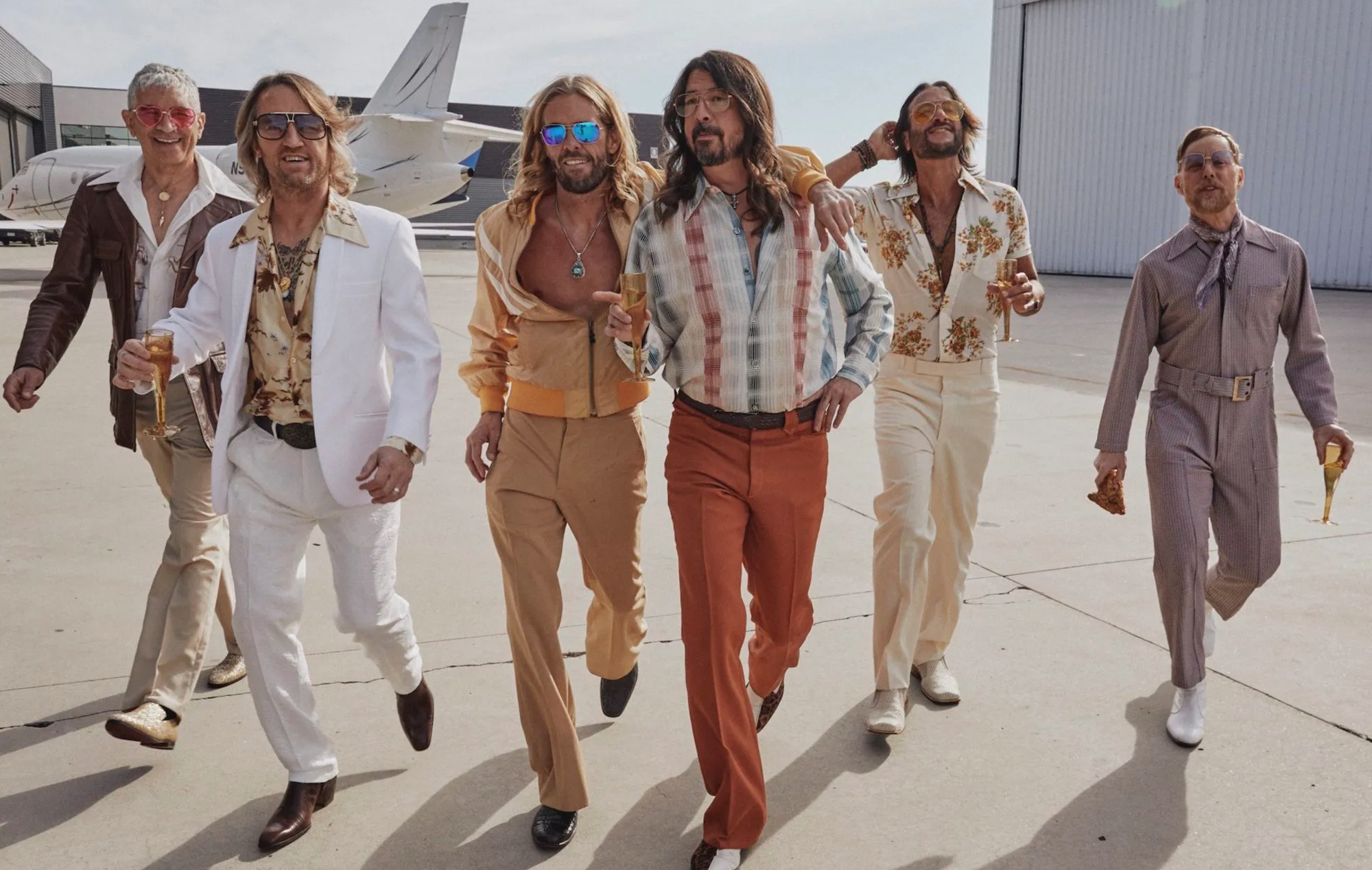 Mira el vídeo discotequero de Foo Fighters para su versión de 'You Should Be Dancing' de los Bee Gees
