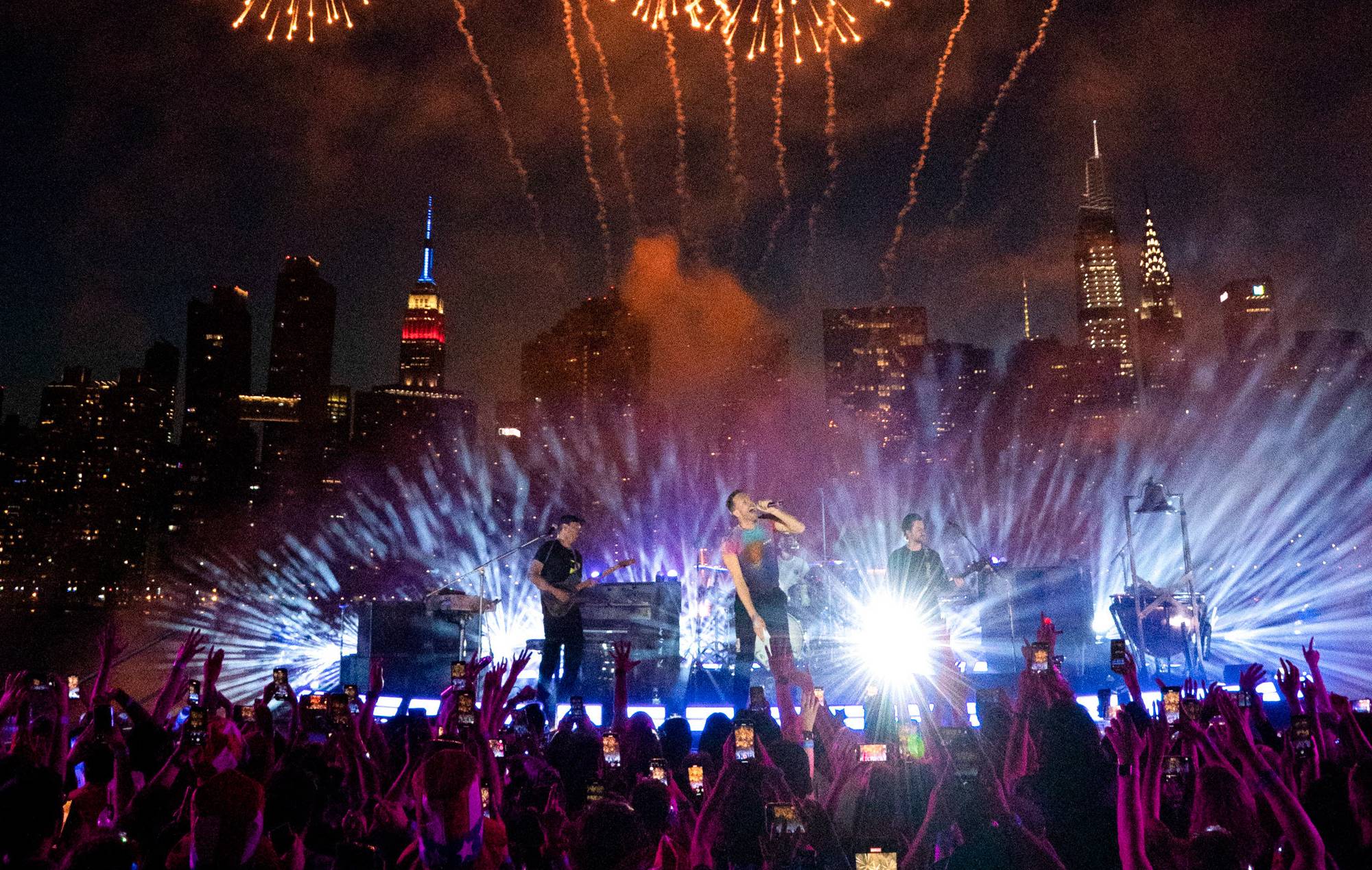 Mira la actuación de Coldplay con sus fuegos artificiales para el Día de la Independencia
