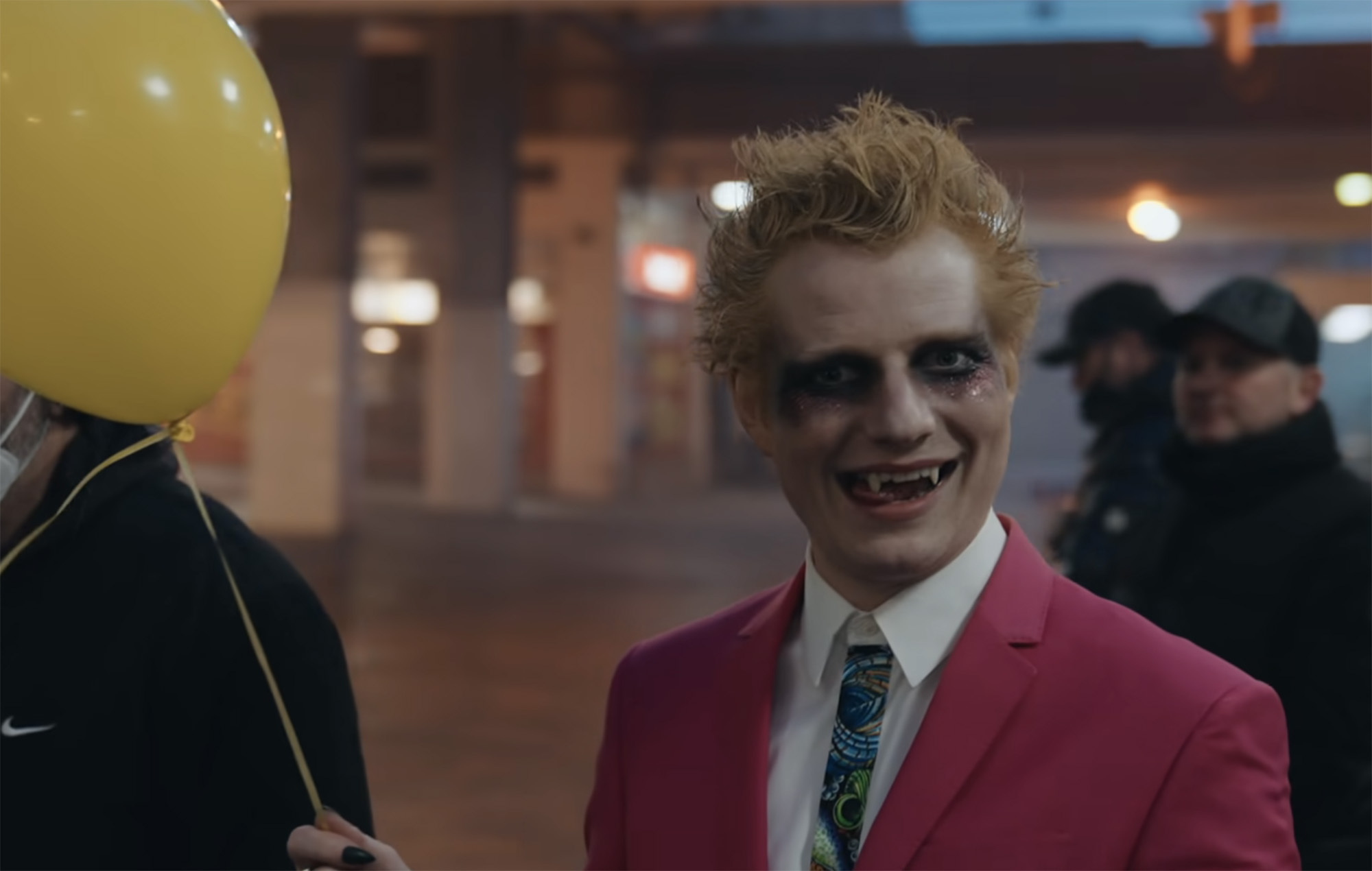 Mira la transformación vampírica de Ed Sheeran en el vídeo entre bastidores de 'Bad Habits'