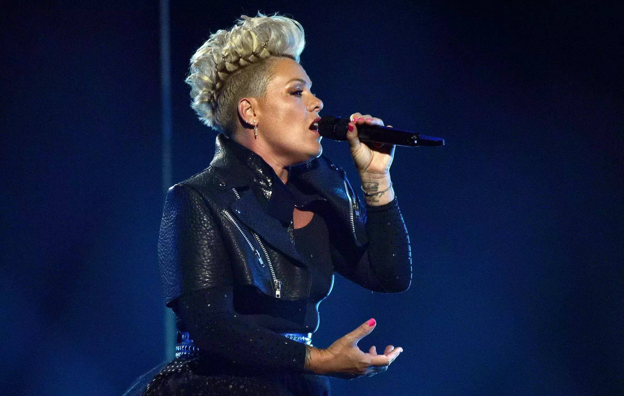 Pink se ofrece a pagar la multa en bikini del equipo femenino de balonmano playa de Noruega