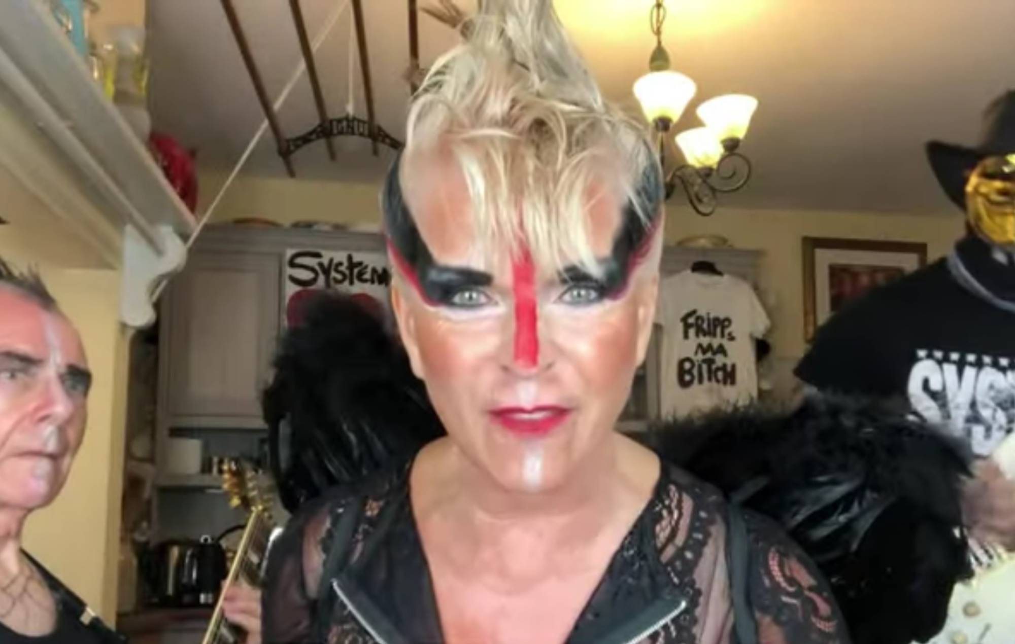 Robert Fripp y Toyah Willcox comparten una versión de 'Chop Suey' de System Of A Down