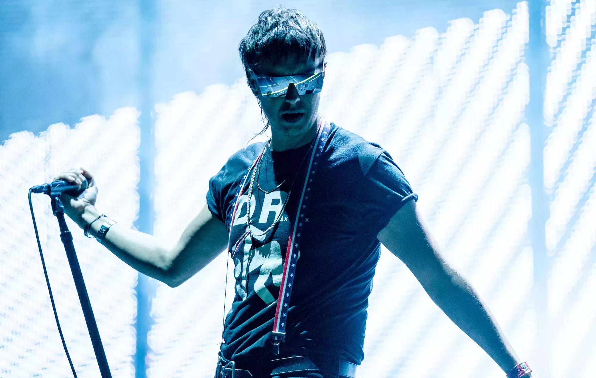 Vea a Julian Casablancas, de The Strokes, lanzar la primera piedra en el partido de los Mets de Nueva York