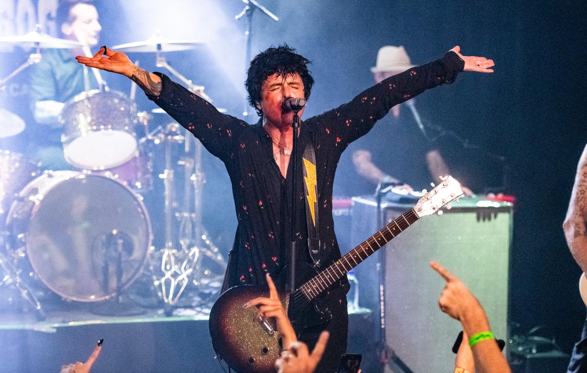 Vea cómo Green Day interpreta las canciones de su primer concierto desde el brote de coronavirus