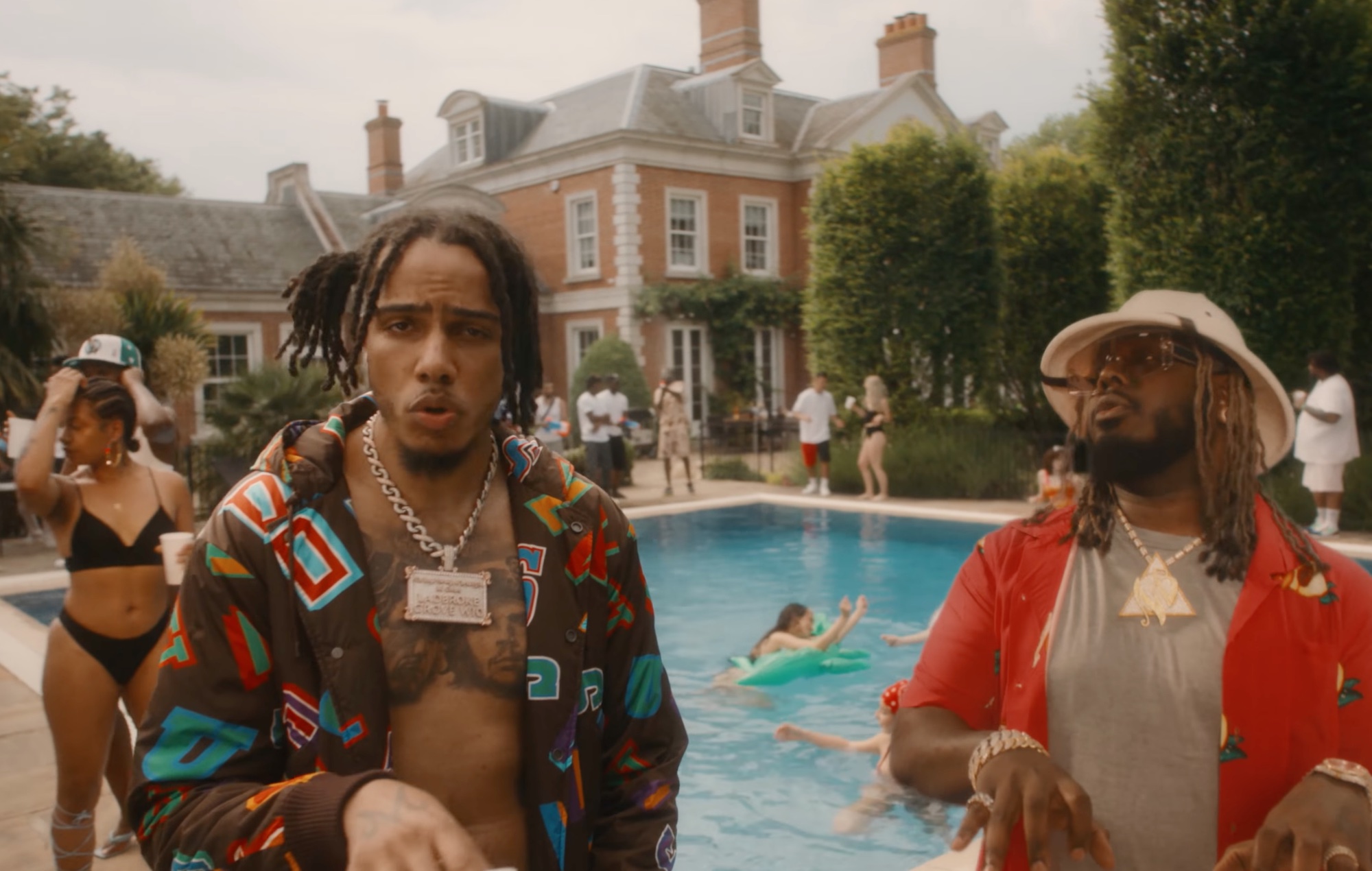 AJ Tracey cuenta con la realeza del rap para su nuevo vídeo "Summertime Shootout