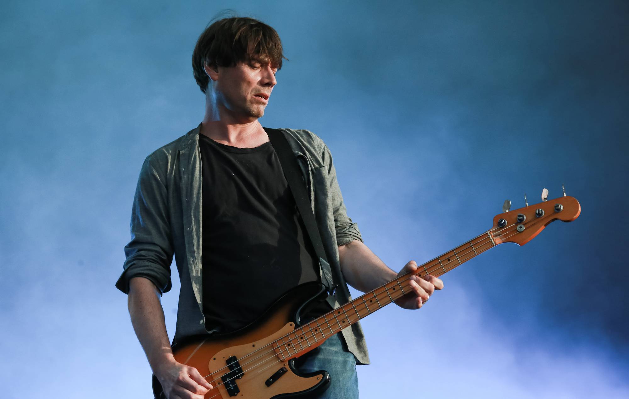 Alex James, de Blur, echa la vista atrás a los 30 años de 'Ocio': "Éramos muy mocosos, muy arrogantes, muy borrachos"