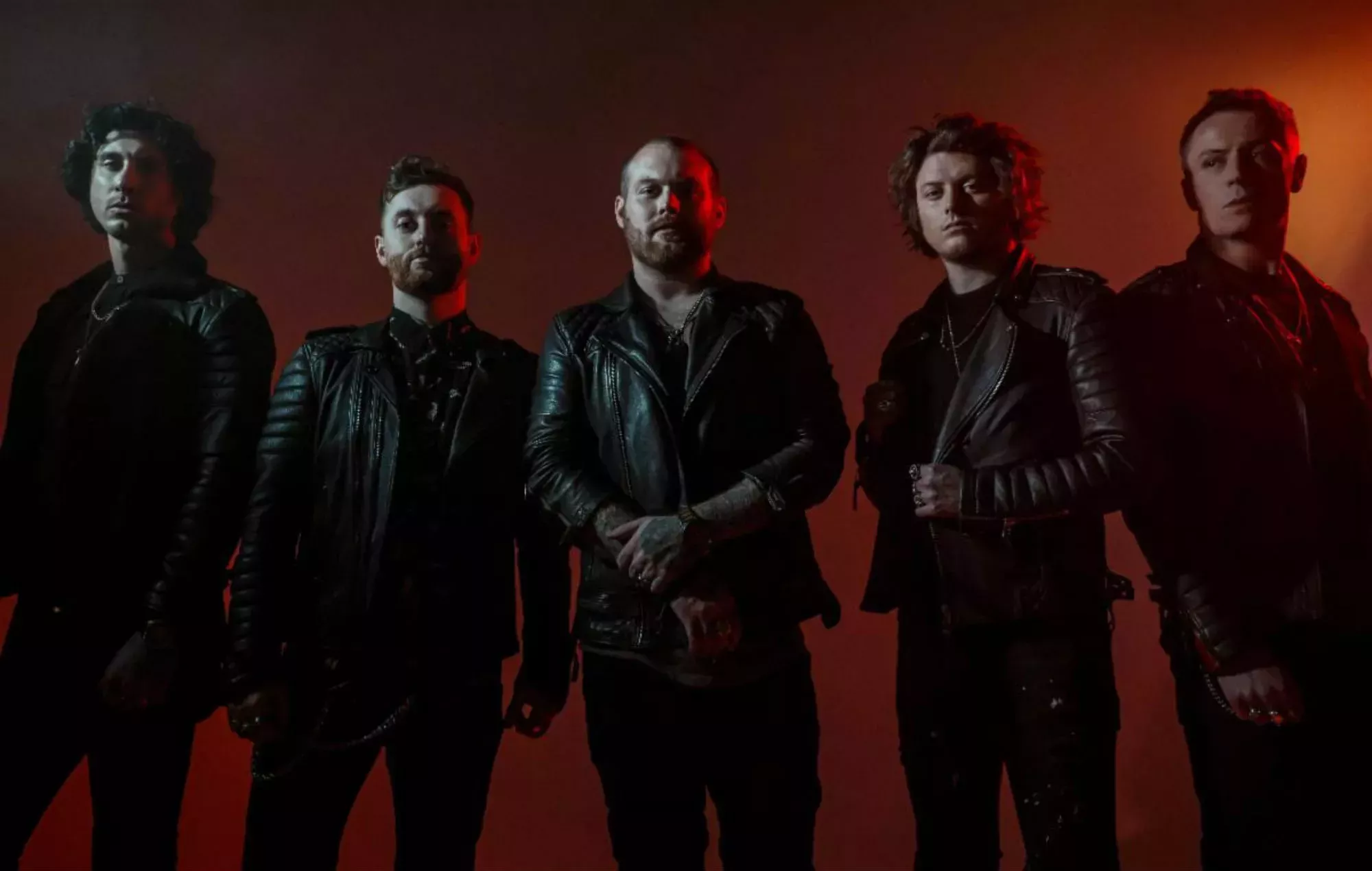 Asking Alexandria anuncia su nuevo álbum y comparte el primer single 'Alone Again'