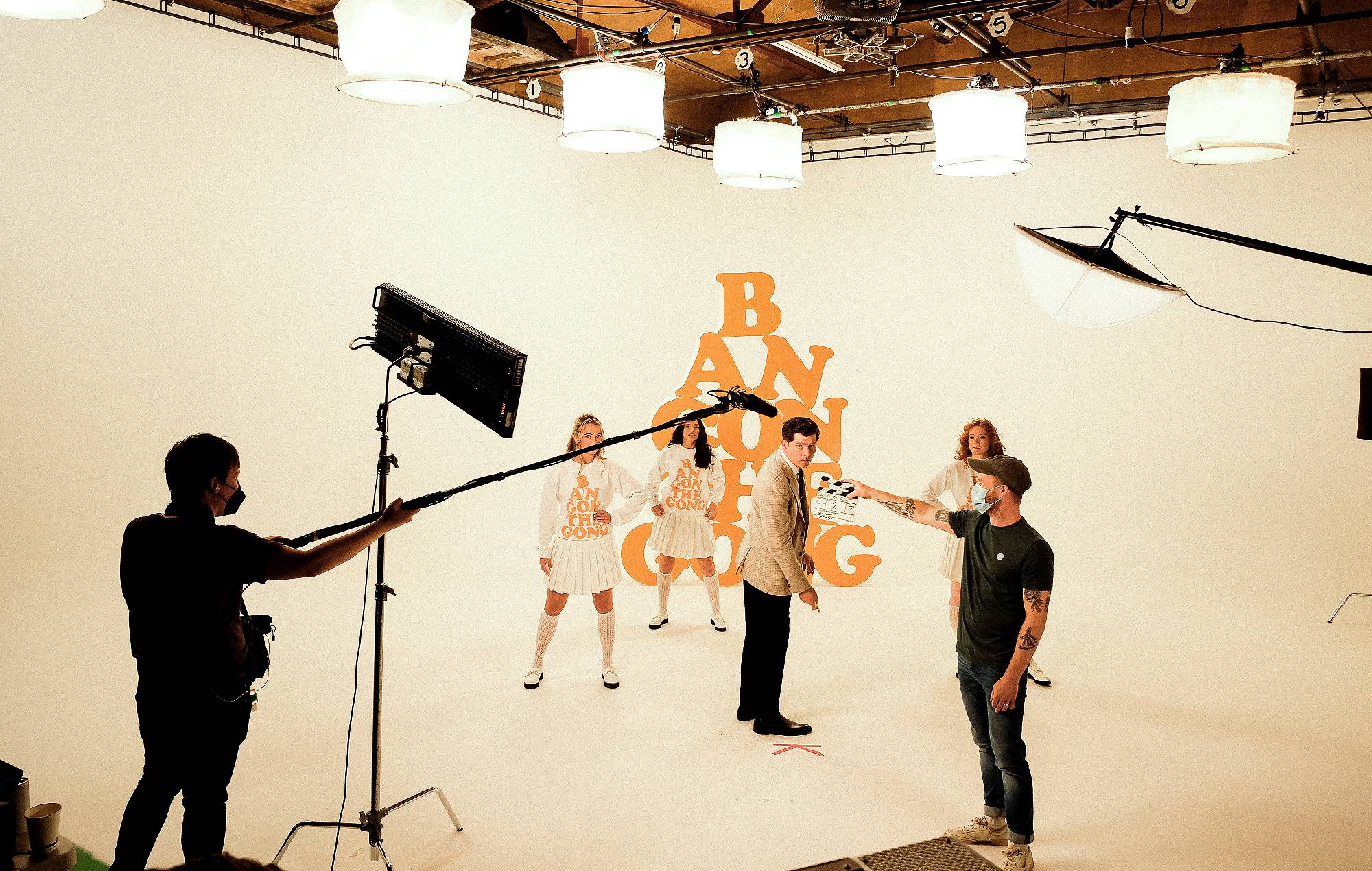 Bang On The Gong': Descubre los entresijos del nuevo vídeo de Twin Atlantic con temática de "Once Upon A Time In Hollywood".