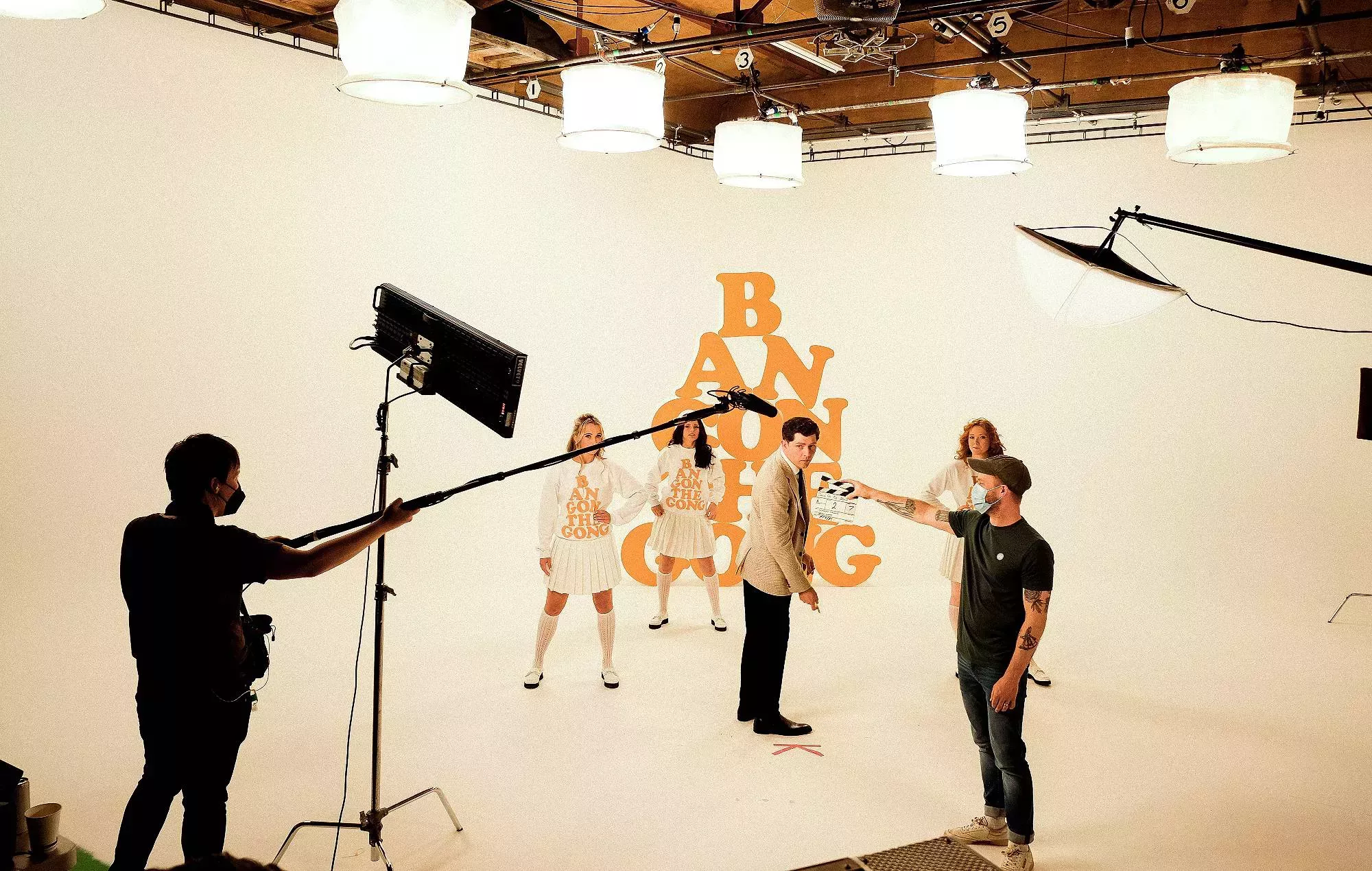 Bang On The Gong': Descubre los entresijos del nuevo vídeo de Twin Atlantic con temática de 