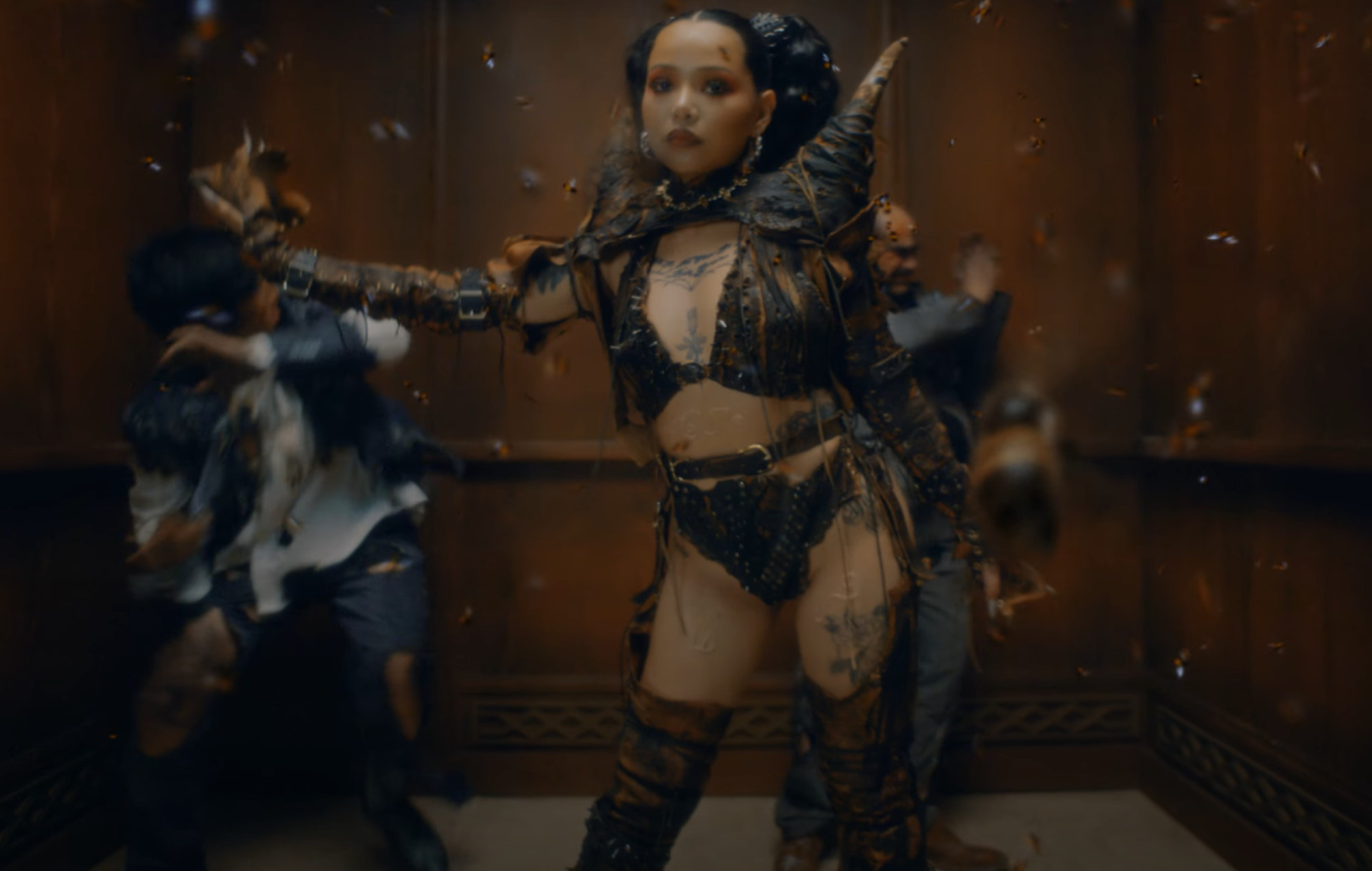 Bella Poarch se enciende en el vídeo musical de su nuevo single "Inferno".