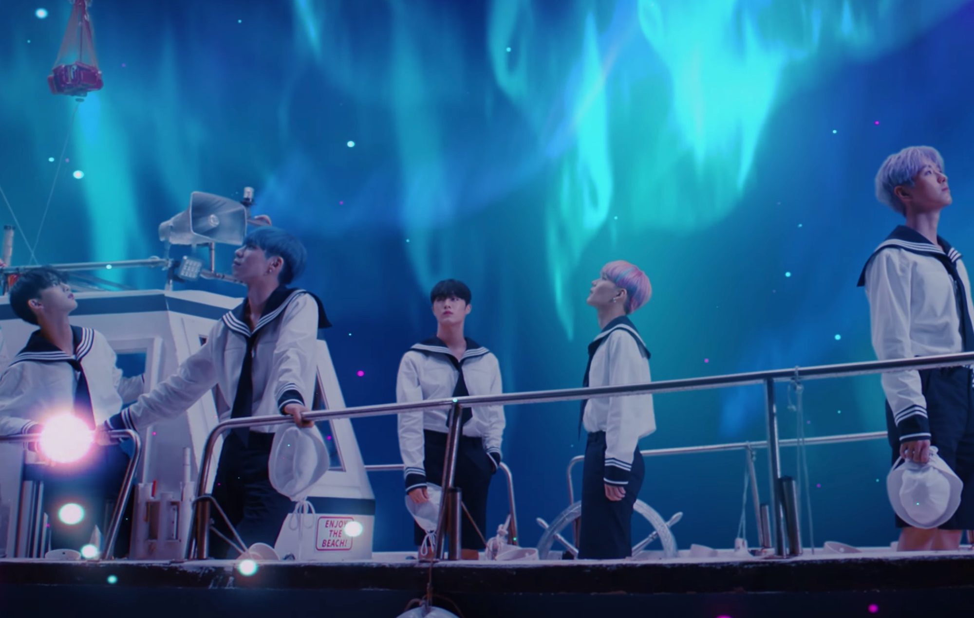 CIX explora el mundo en el nuevo vídeo musical de 'WAVE'