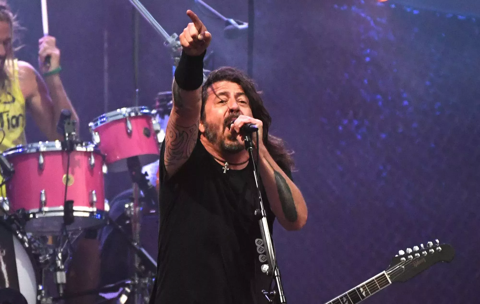 Dave Grohl recuerda haber volado de Australia a Los Ángeles en plena gira para llevar a sus hijas a un baile