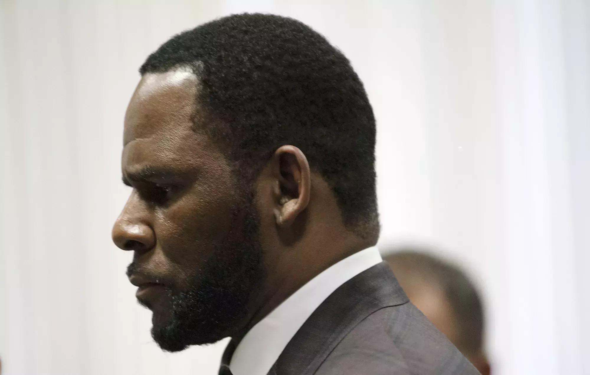El juicio de R Kelly continúa con el testimonio de la acusadora entre lágrimas