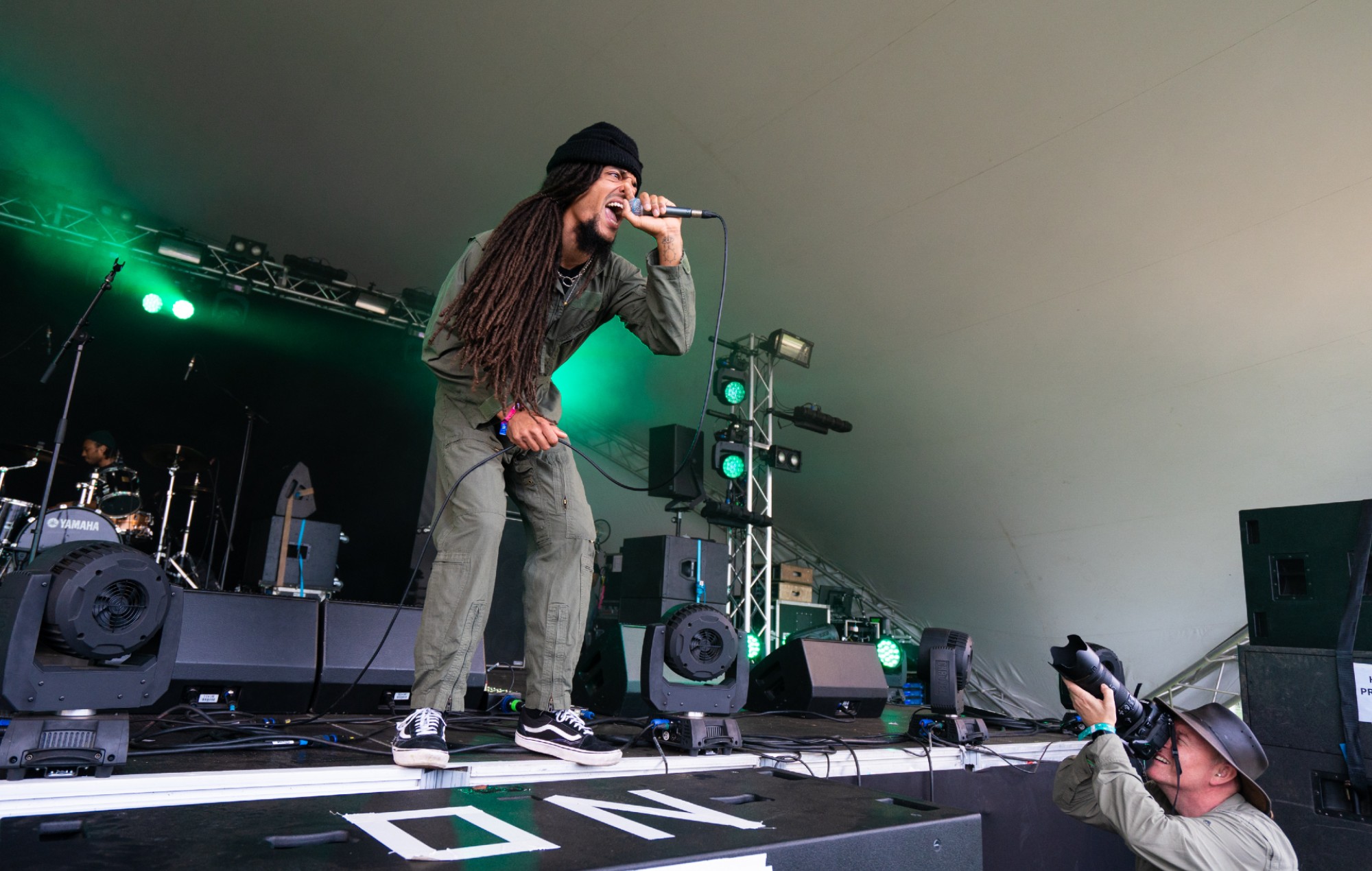 Escucha el nuevo tema de Bob Vylan, "Pretty Songs".