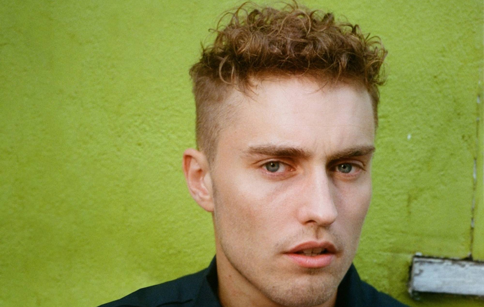 Escucha la nueva y potente canción de Sam Fender, "Aye".