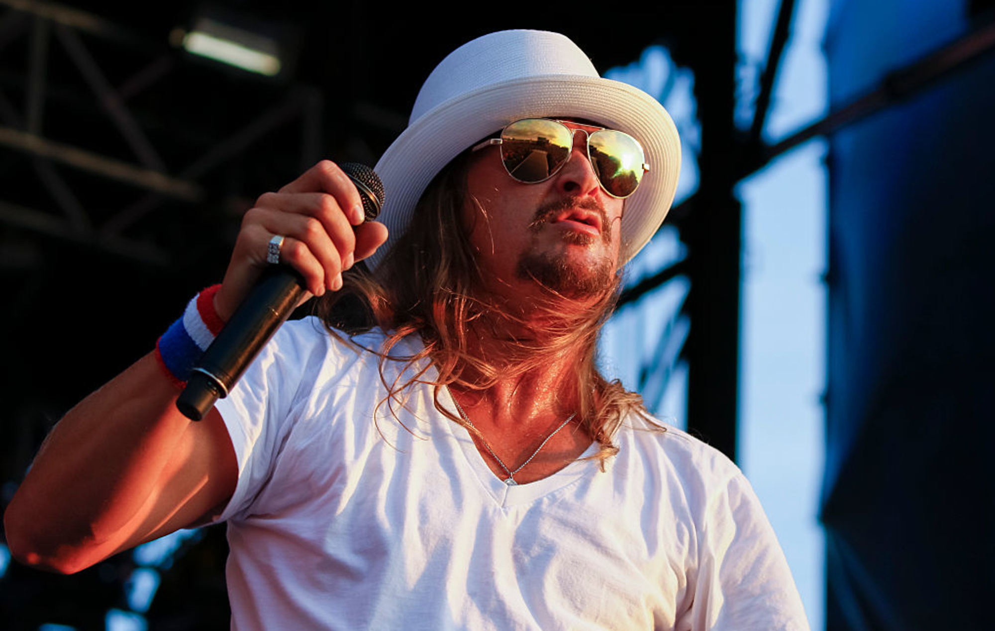 Kid Rock dice que "más de la mitad" de su banda ha dado positivo por COVID