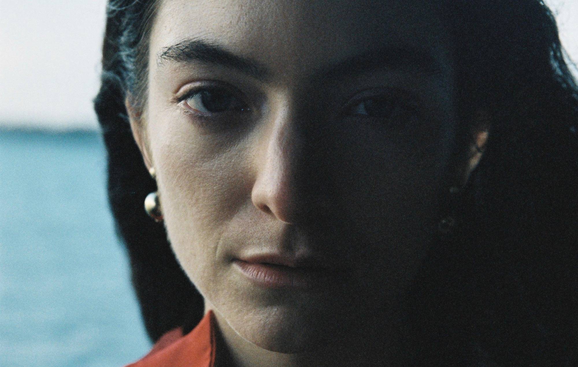 Lorde habla de no leer las críticas de su música: "Sólo puedo mirar webs de comida"