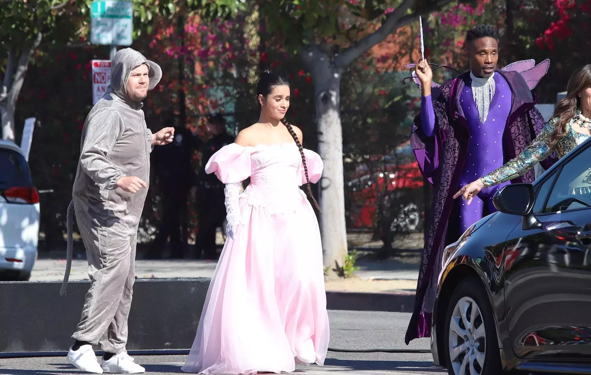 Los fans reaccionan cuando James Corden y Camila Cabello bloquean el tráfico de Los Ángeles con un flash mob