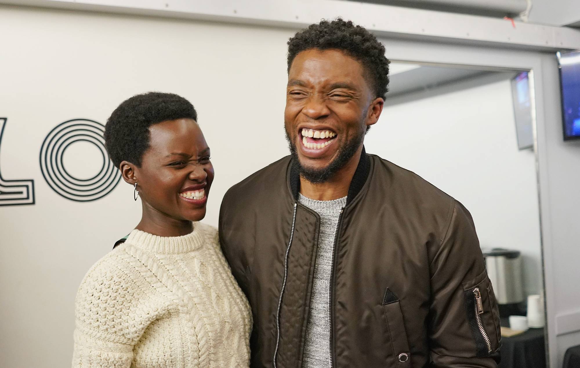 Lupita Nyong'o encabeza los homenajes a Chadwick Boseman en el aniversario de su muerte