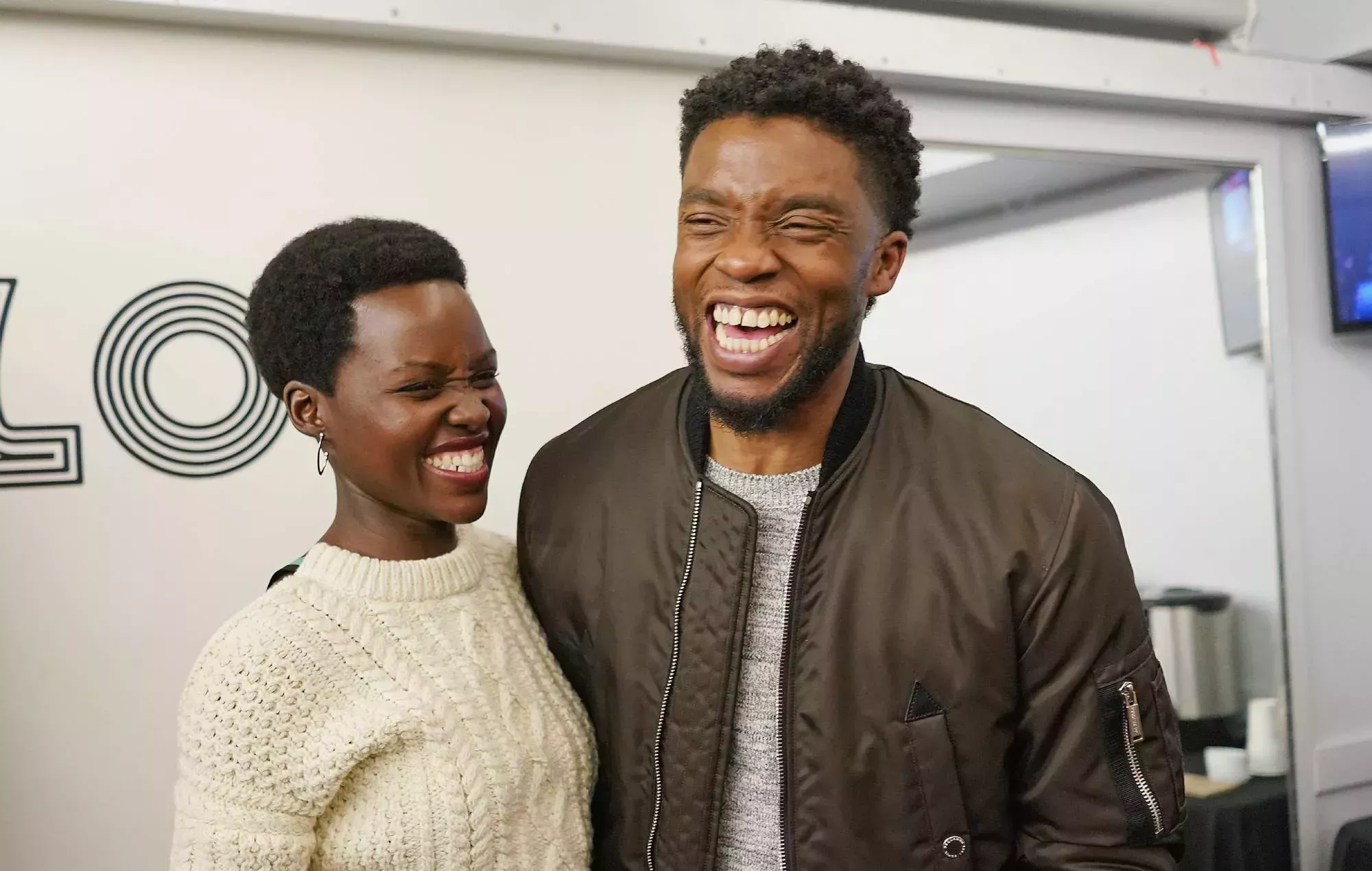 Lupita Nyong'o encabeza los homenajes a Chadwick Boseman en el aniversario de su muerte
