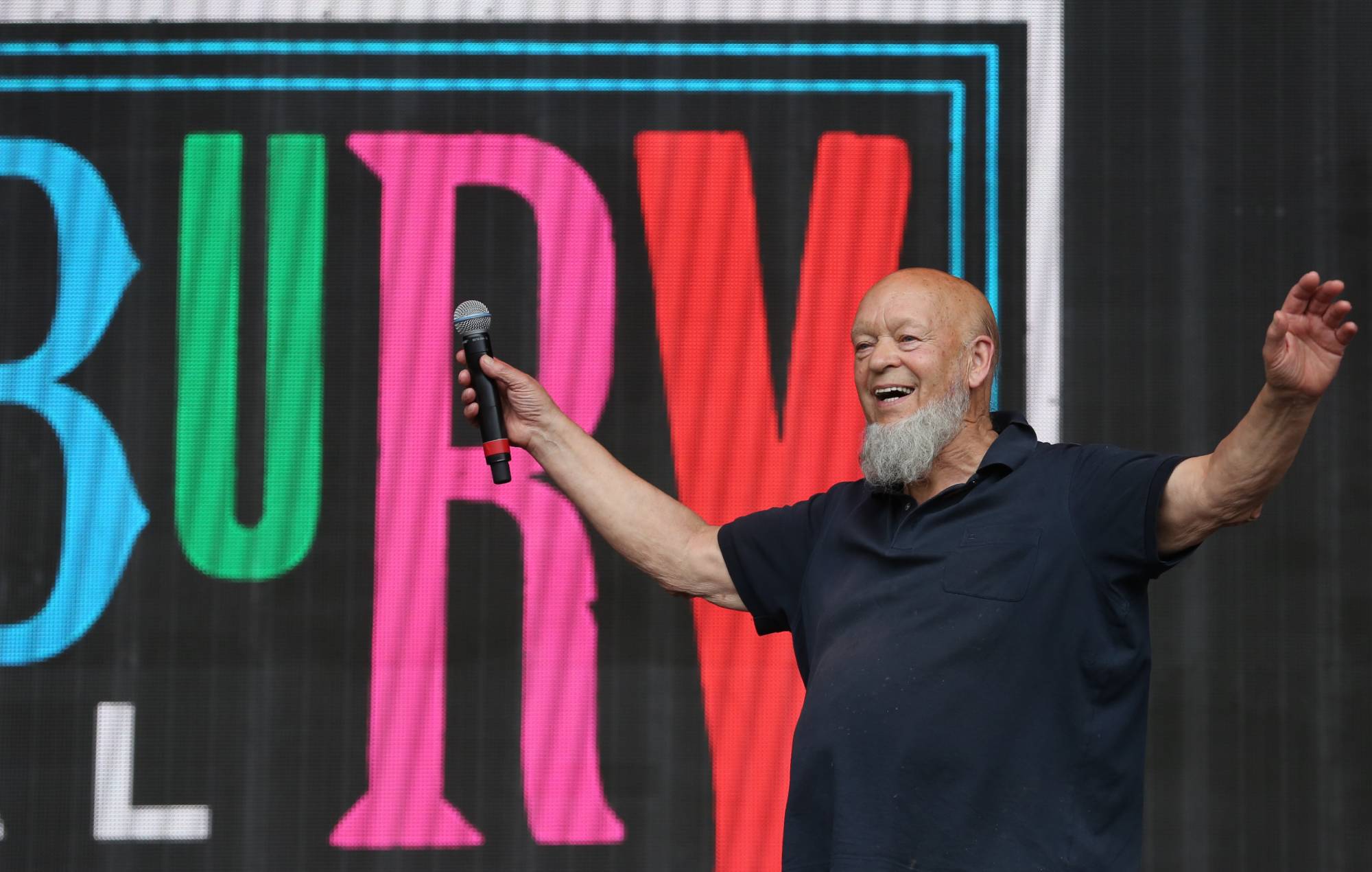 Michael Eavis dice que los "grandes nombres" de Glastonbury 2020 deberían "volver" para 2022