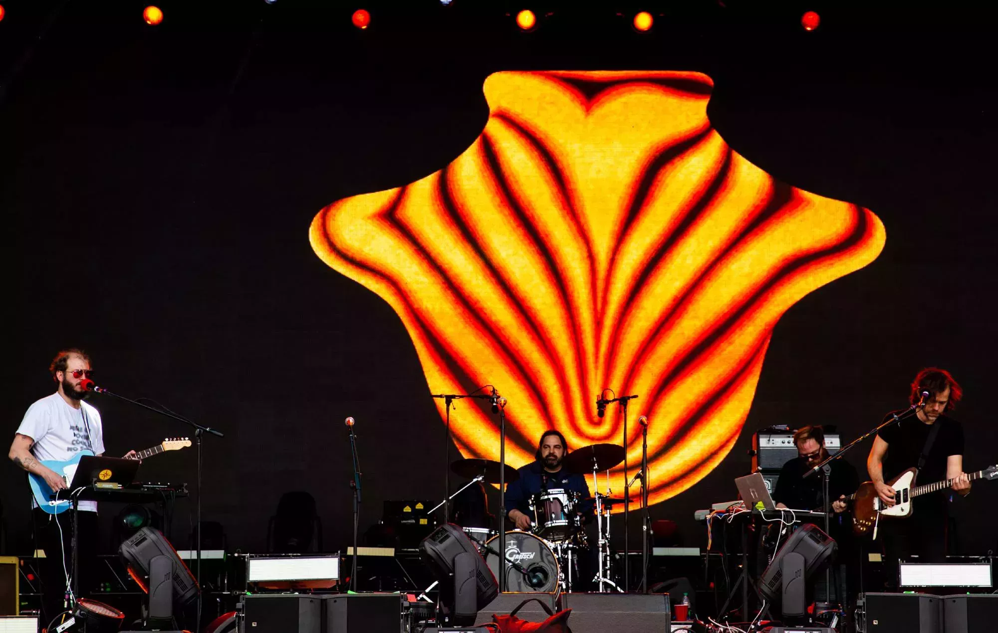 Mira cómo Big Red Machine estrena 'New Auburn' en 'Colbert'