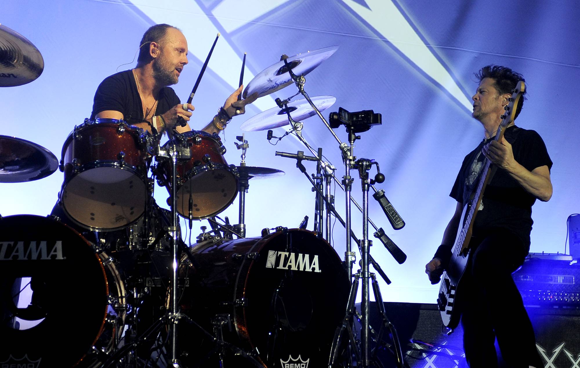 Mira cómo el ex bajista de Metallica, Jason Newsted, hace el unboxing de la caja de lujo de 'The Black Album'