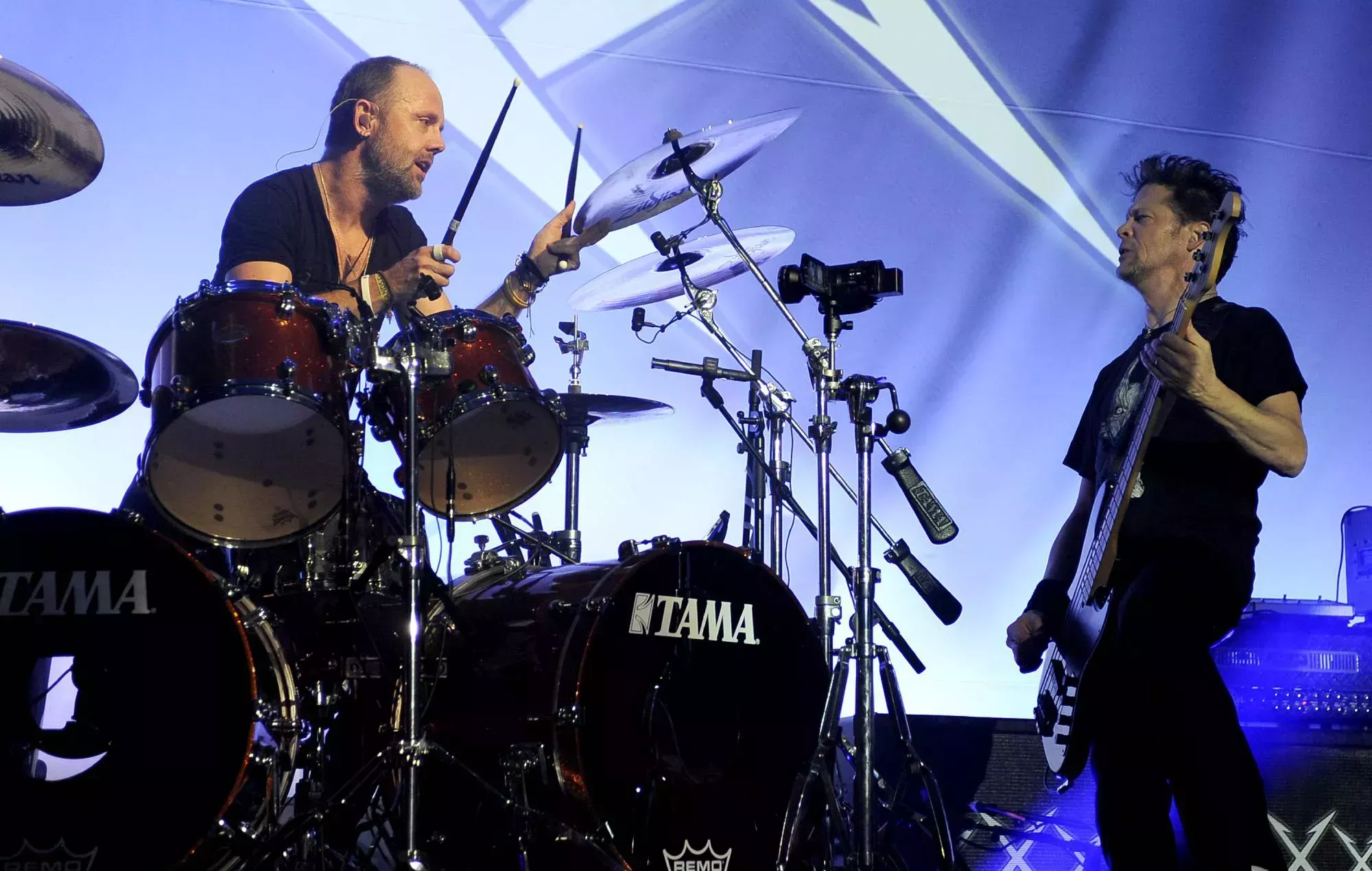 Mira cómo el ex bajista de Metallica, Jason Newsted, hace el unboxing de la caja de lujo de 'The Black Album'