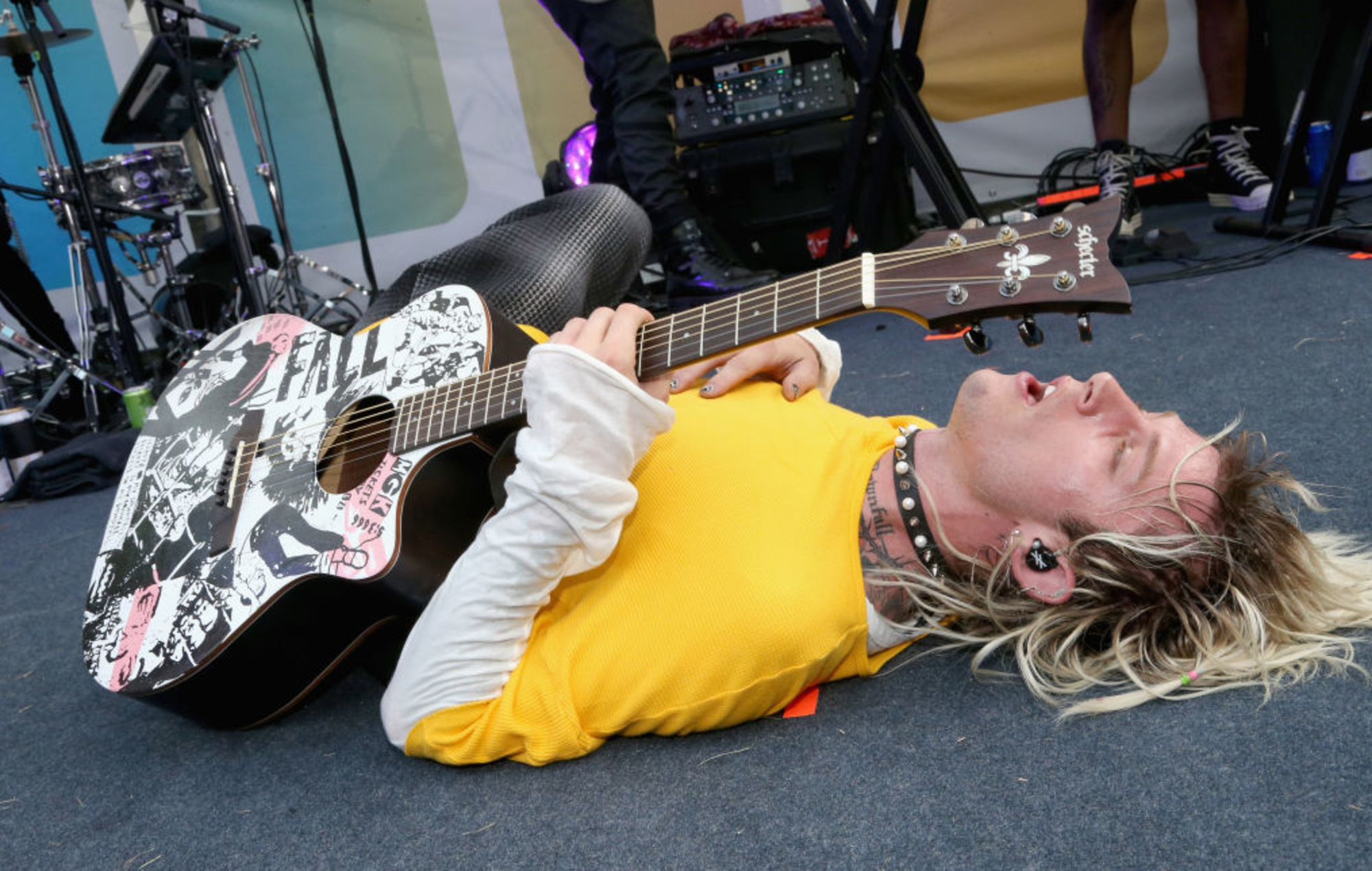 Mira cómo Machine Gun Kelly actúa por sorpresa en Lollapalooza