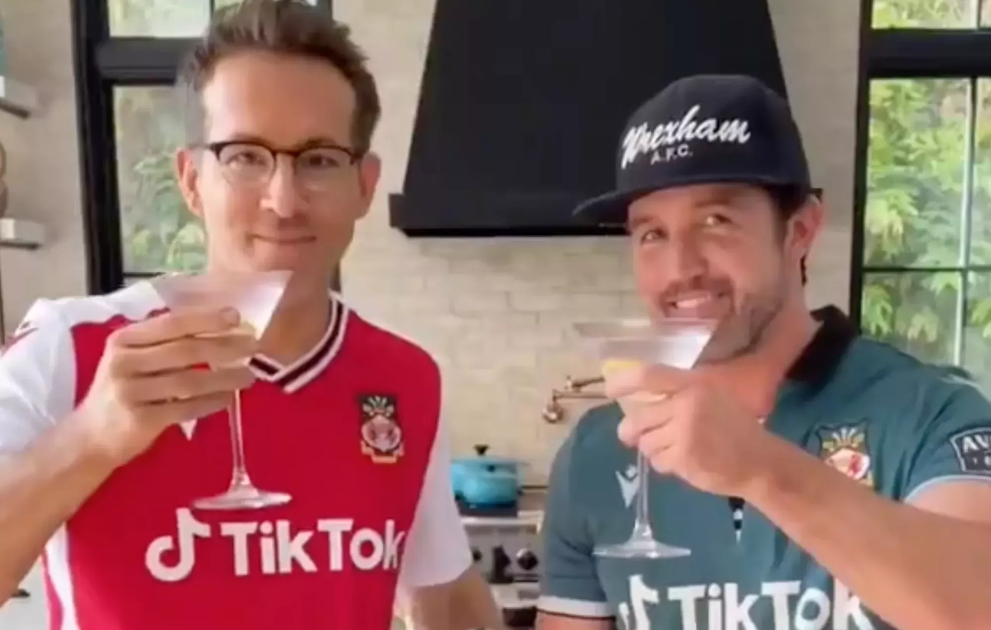 Mira cómo Rob McElhenney y Ryan Reynolds celebran la primera victoria de la temporada del Wrexham AFC
