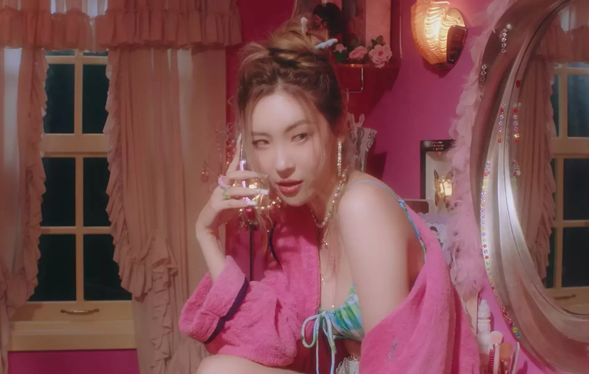 Mira cómo Sunmi dispara a los zombis en el vídeo musical de 'You Can't Sit With Us'