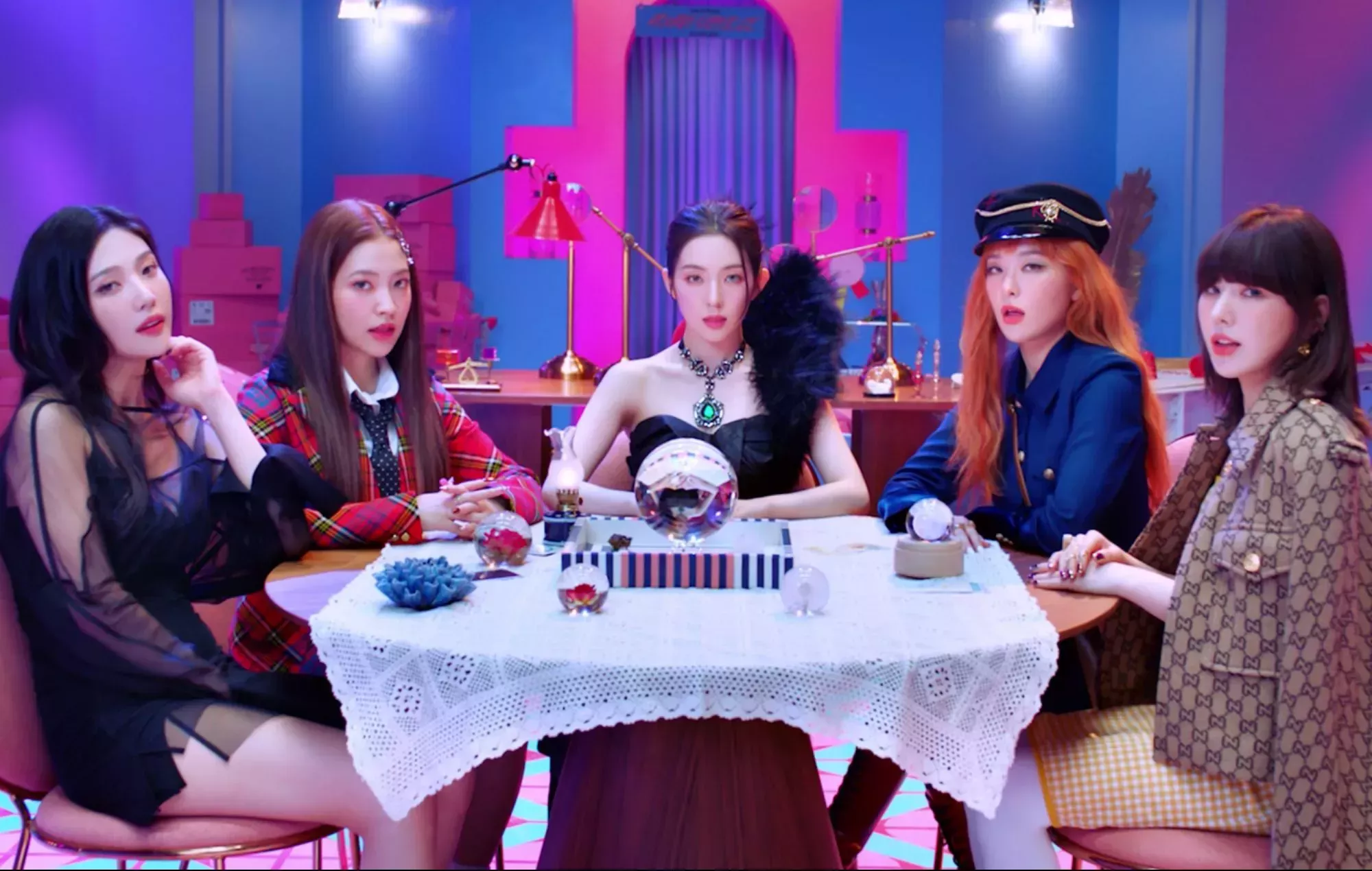 Red Velvet lanza el nuevo y caprichoso vídeo musical de 'Queendom'