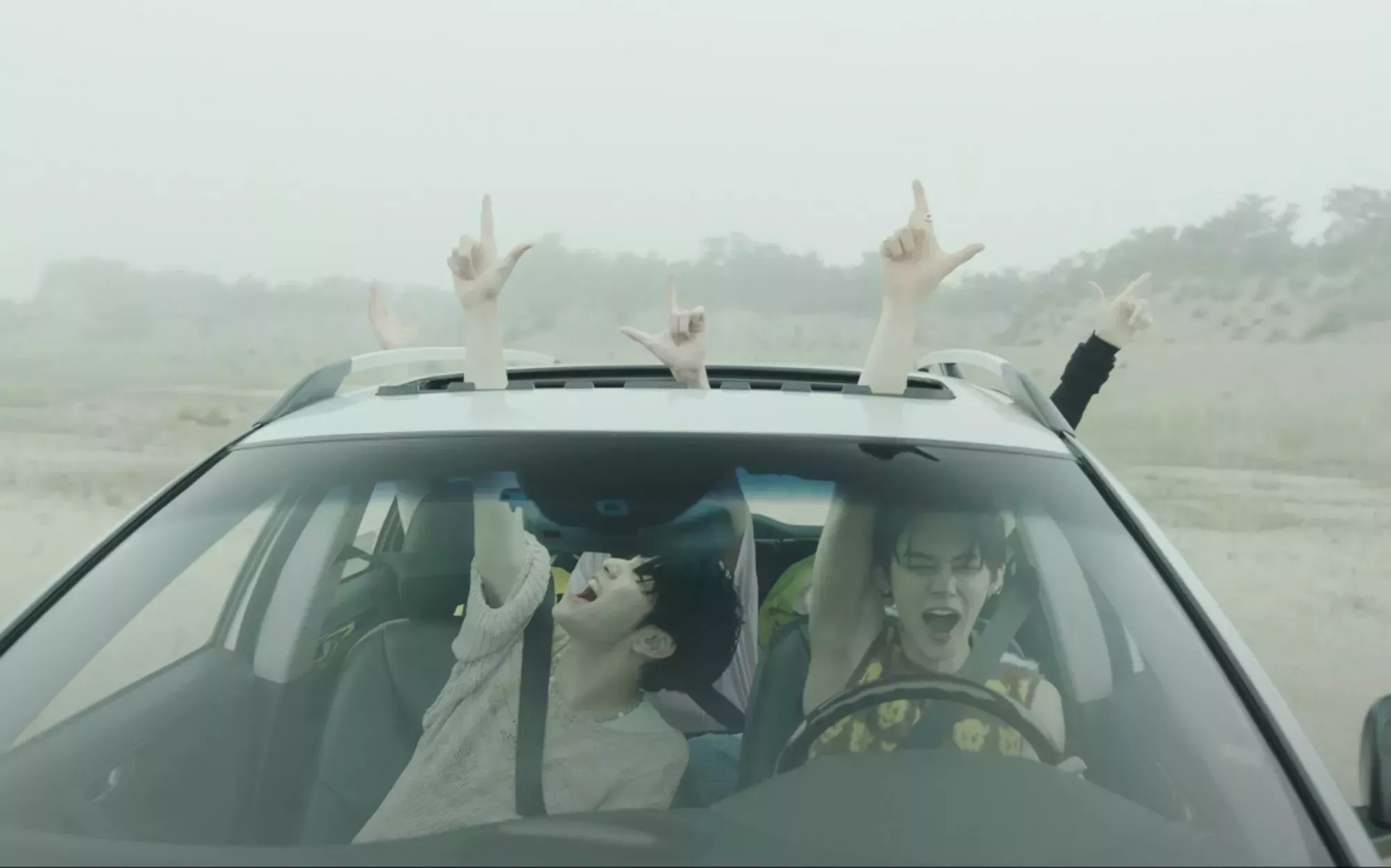 TXT se suelta en el dramático vídeo musical de su nuevo single 'LO$ER=LO♡ER'