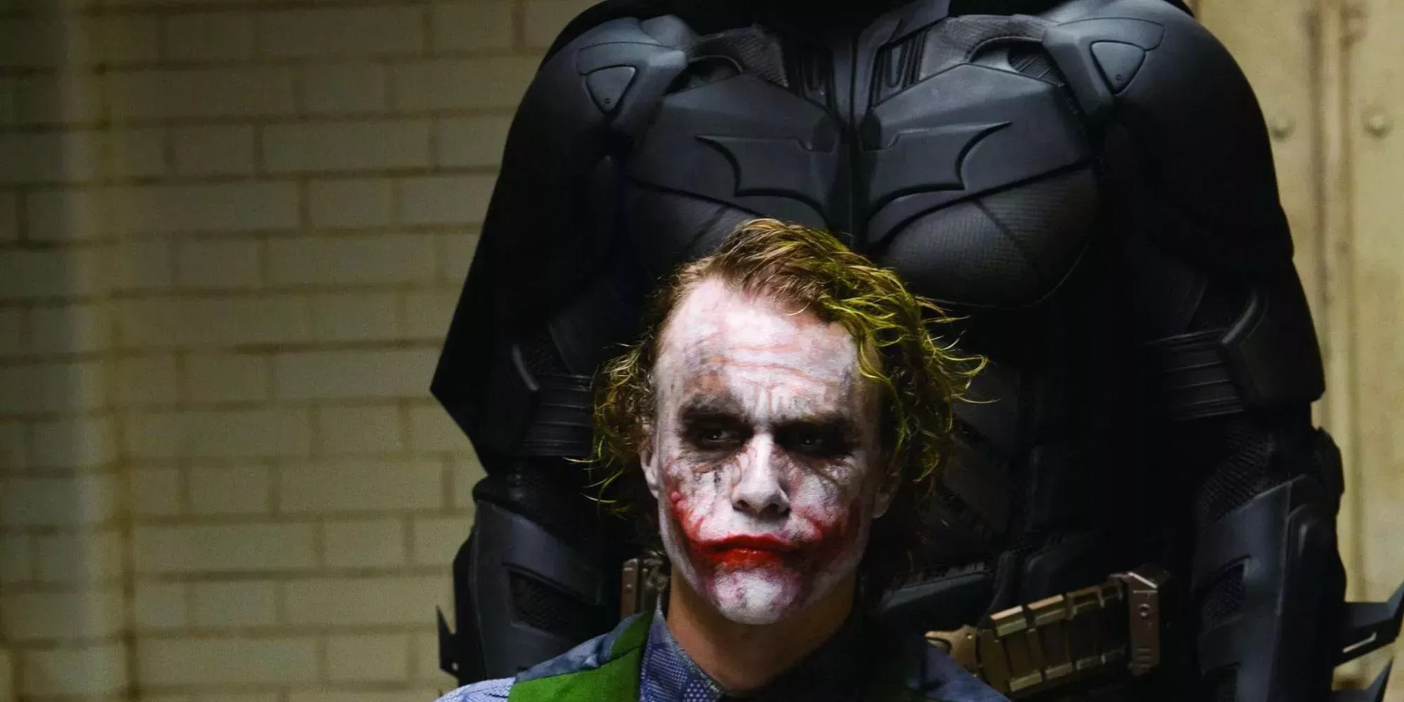 хит леджер и кристиан бейл бэтмен. темный рыцарь (2008) - хит леджер. бэтмен хит. бэтмен против джокера темный рыцарь. кристофер нолан темный рыцарь.