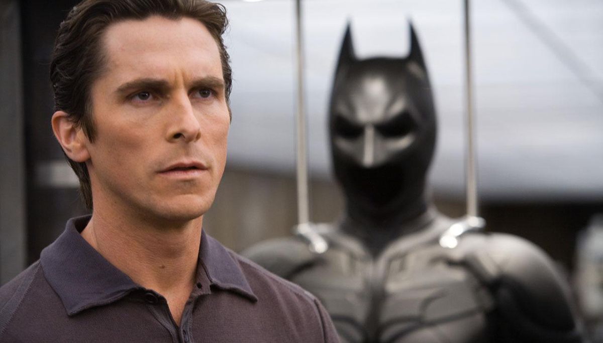 5 maneras en las que Bruce Wayne es diferente entre Batman Begins y El Caballero Oscuro (y 5 en las que es igual)