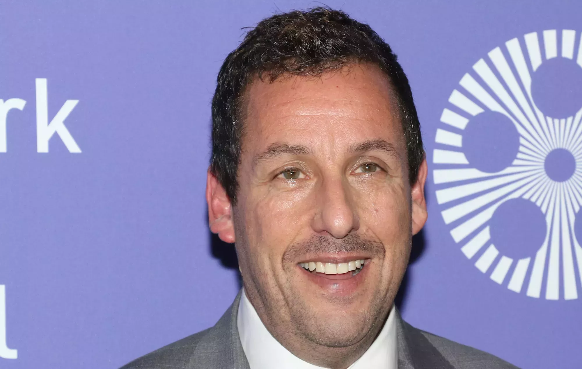 Adam Sandler dice que Netflix le pidió que cambiara la ambientación de China en su nueva película