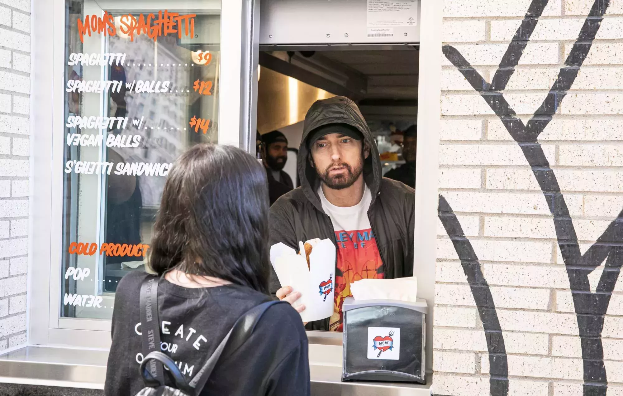 Eminem sorprende a sus fans en la apertura del restaurante Mom's Spaghetti en Detroit