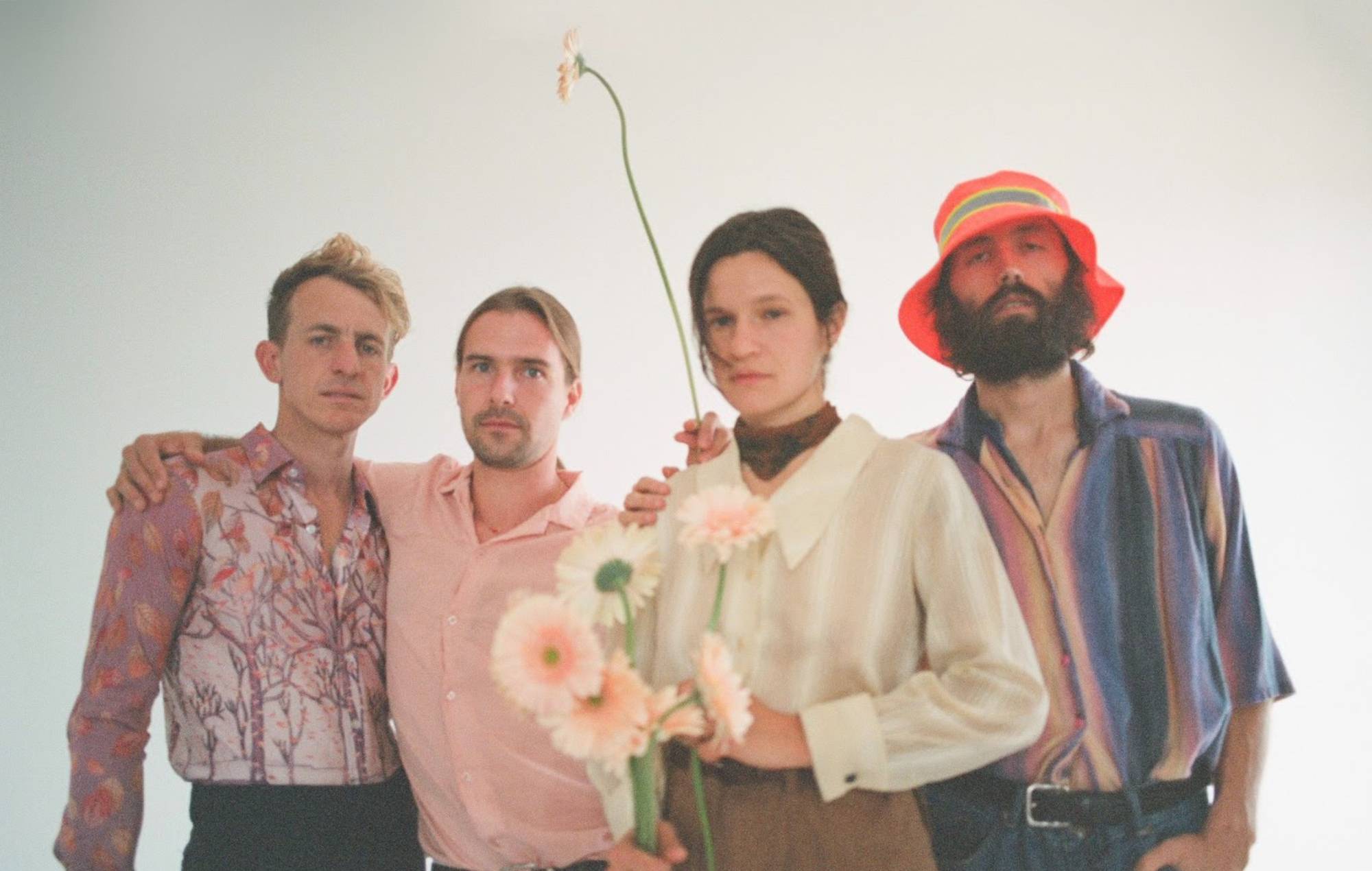 Escucha el nuevo y relajante single de Big Thief "Certainty".
