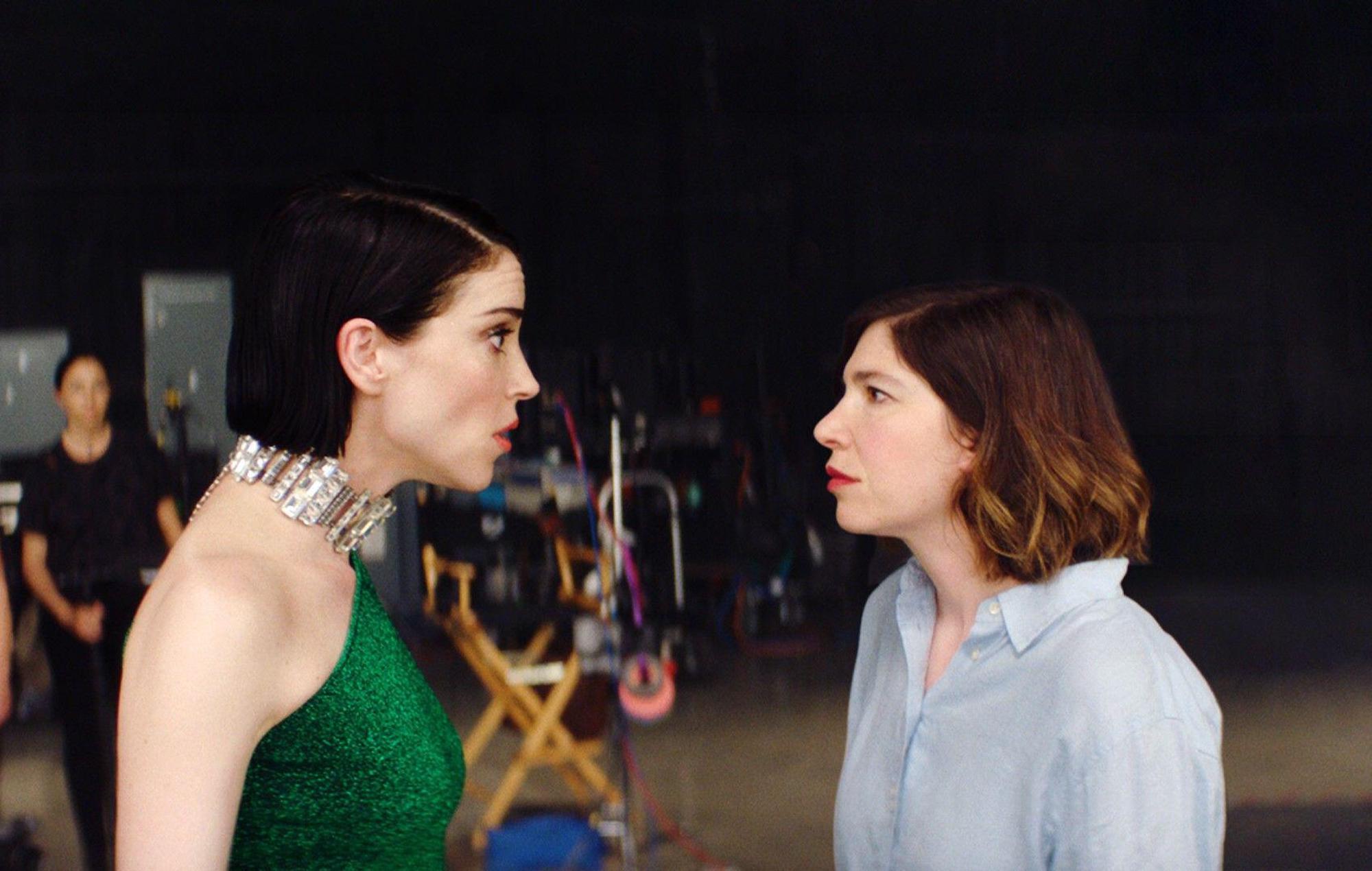 Escucha la banda sonora de St. Vincent para el nuevo falso documental 'The Nowhere Inn'