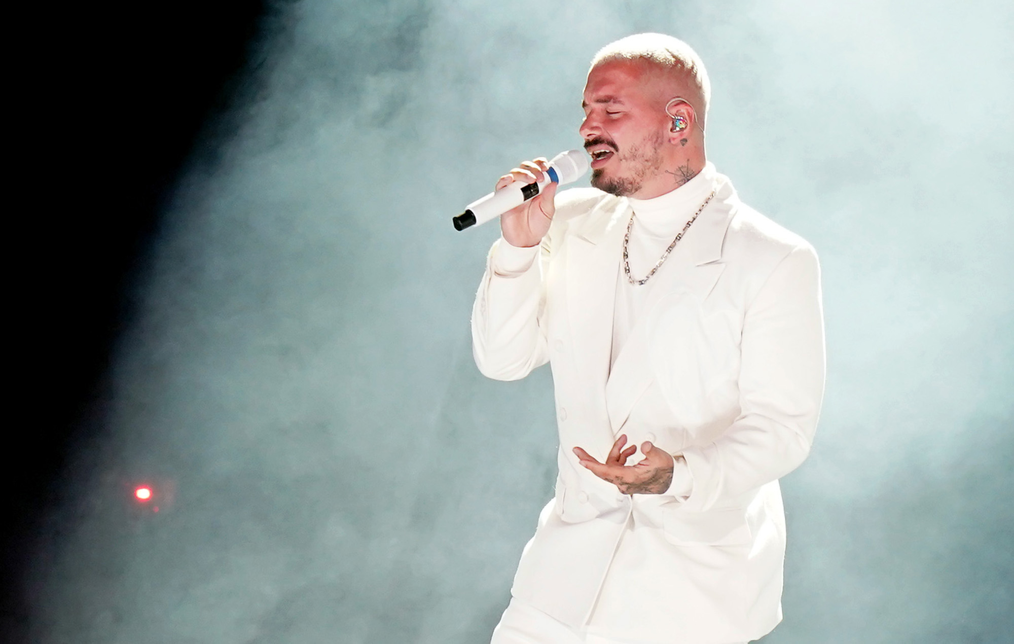 J Balvin anuncia una gira de 2022 en 'The Tonight Show', e interpreta 'In Da Getto'