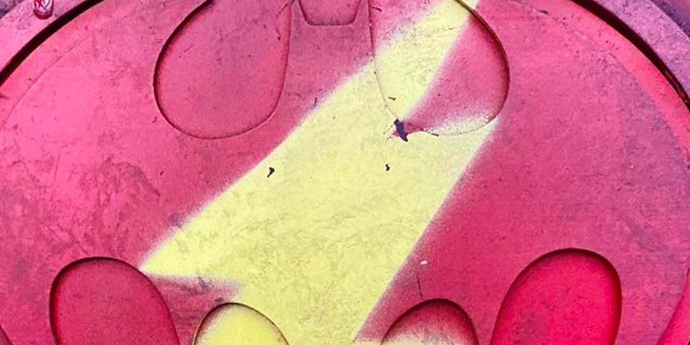 La película de The Flash deja caer un teaser de un disfraz de Batman del 89 vandalizado