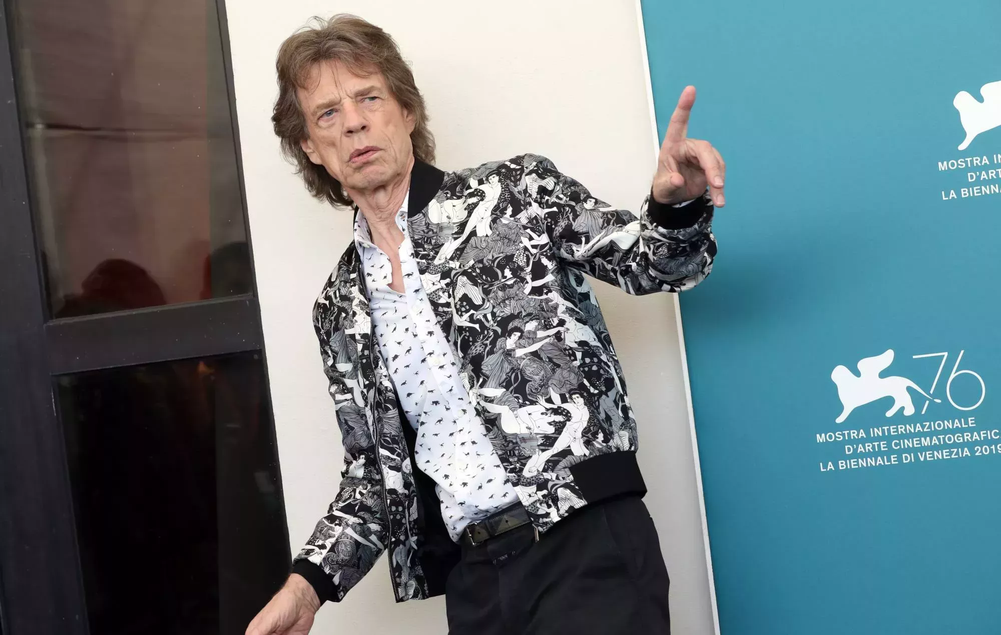 Mick Jagger aparece en un vídeo musical con su hermano menor