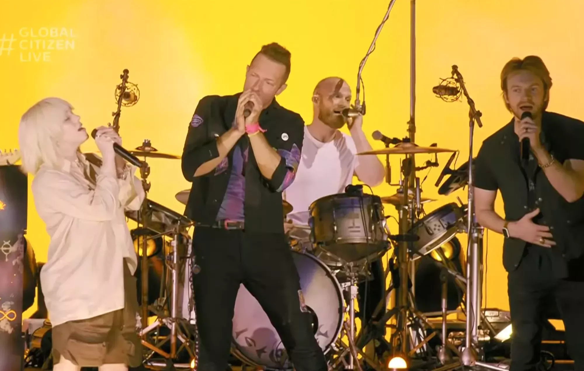 Mira cómo Coldplay interpreta 'Fix You' con Billie Eilish y Finneas para la transmisión de Global Citizen