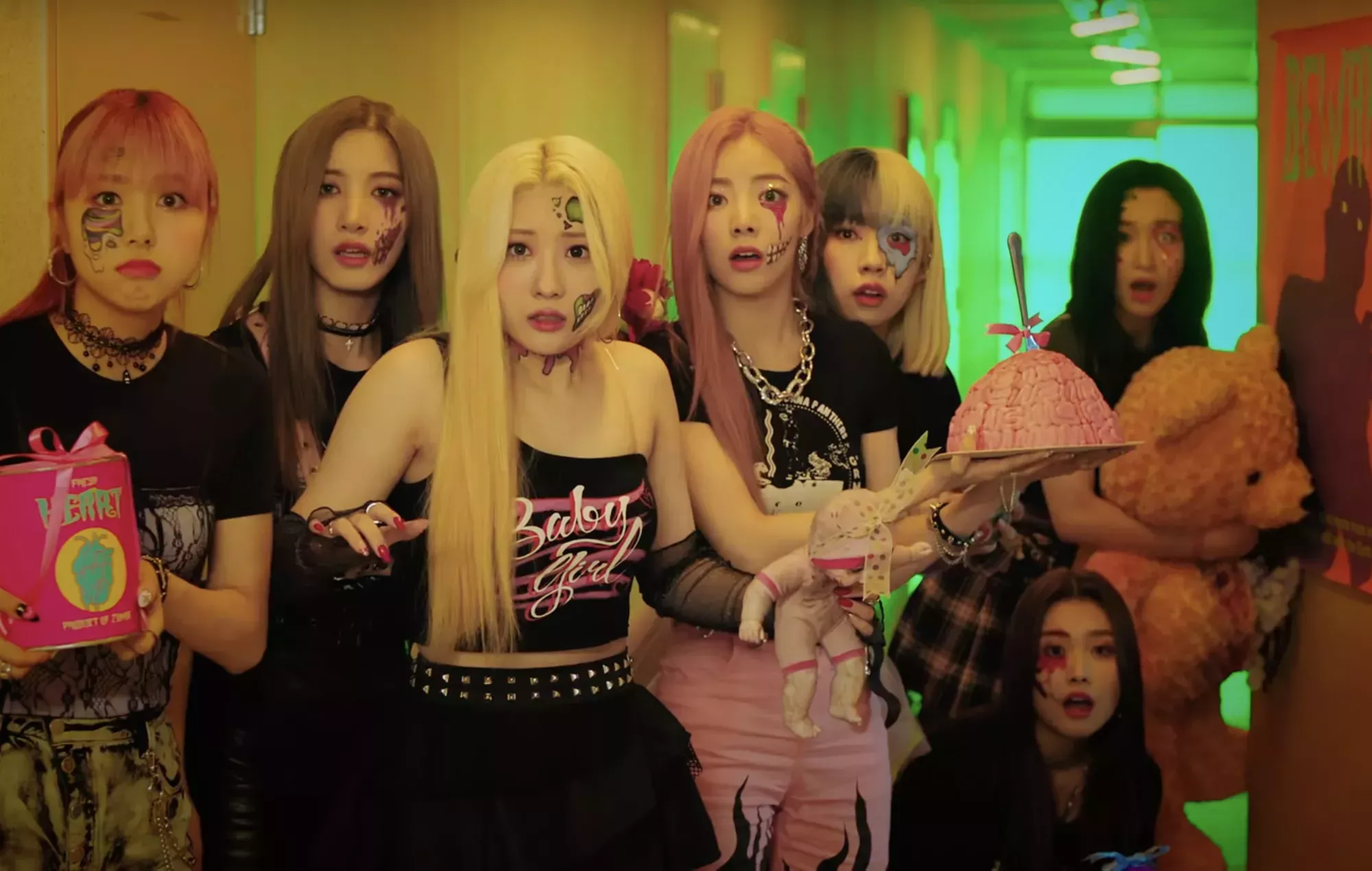 Mira cómo PURPLE KISS escapa de un apocalipsis en el vídeo musical 'Zombie'