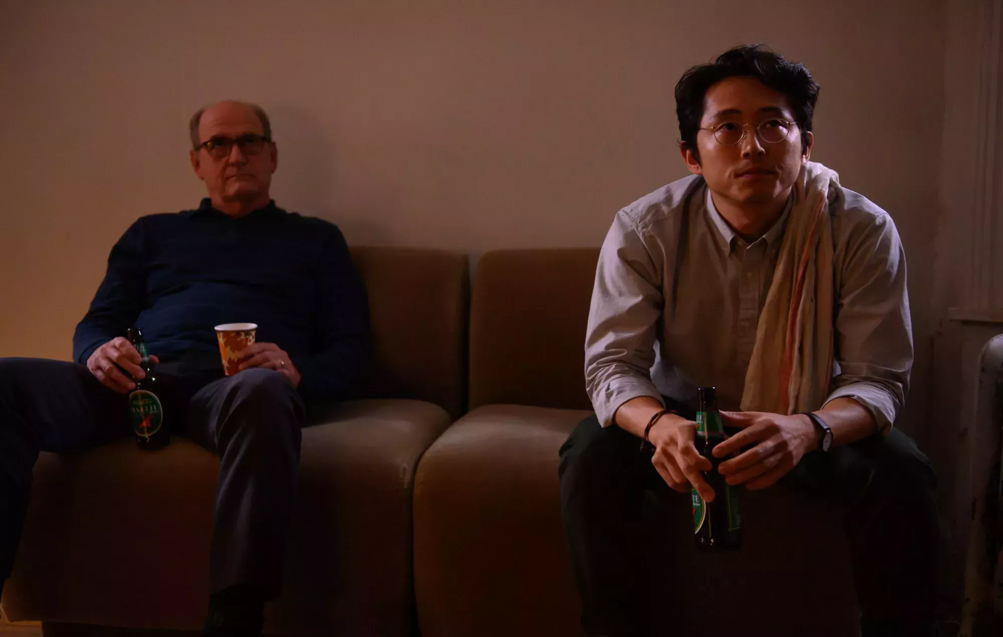 Mira cómo Steven Yeun y Amy Schumer abordan la depresión en el tráiler de 'The Humans'