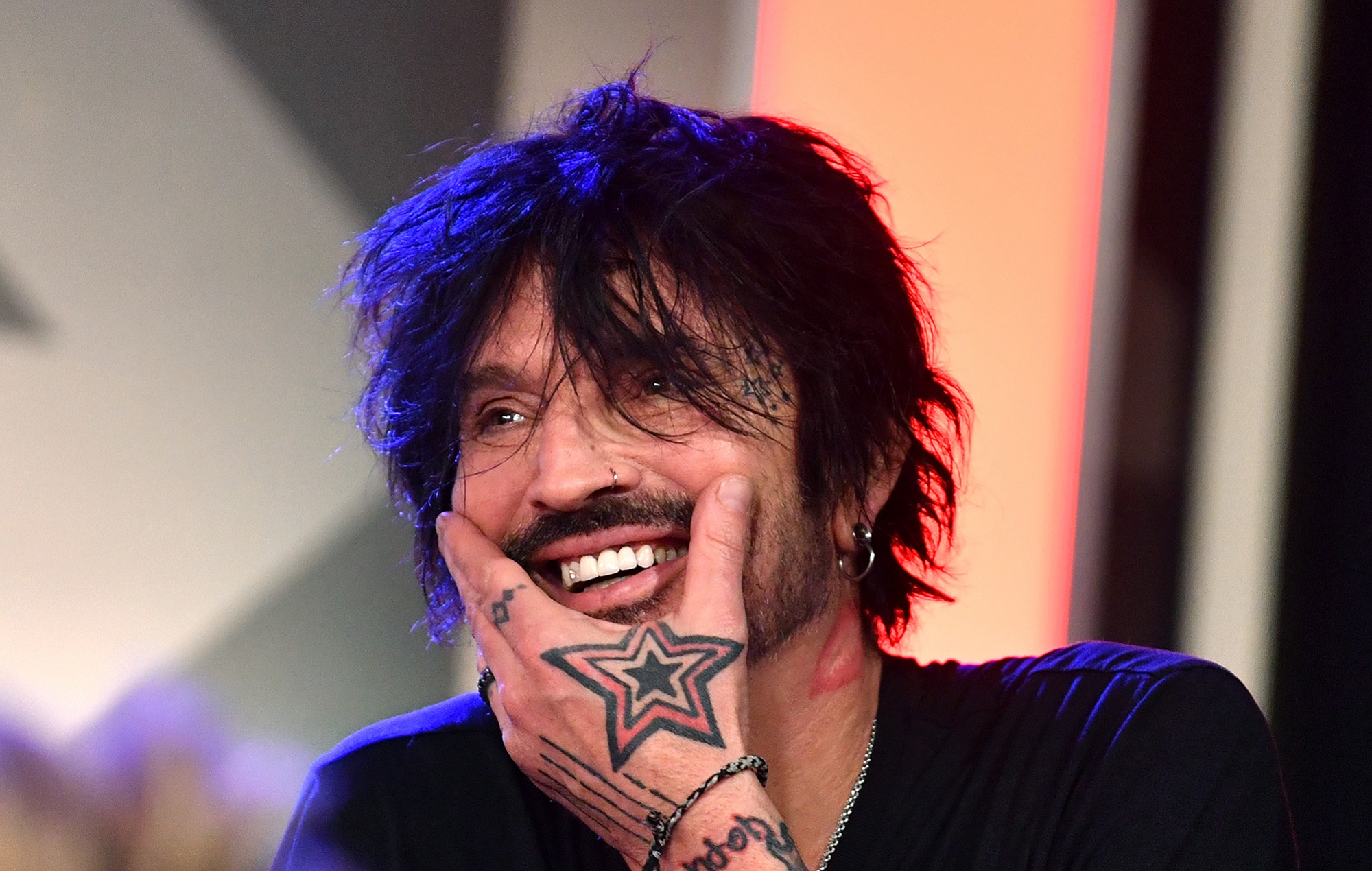 Tommy Lee dice que está "bien" con la miniserie de la cinta sexual 'Pam y Tommy'